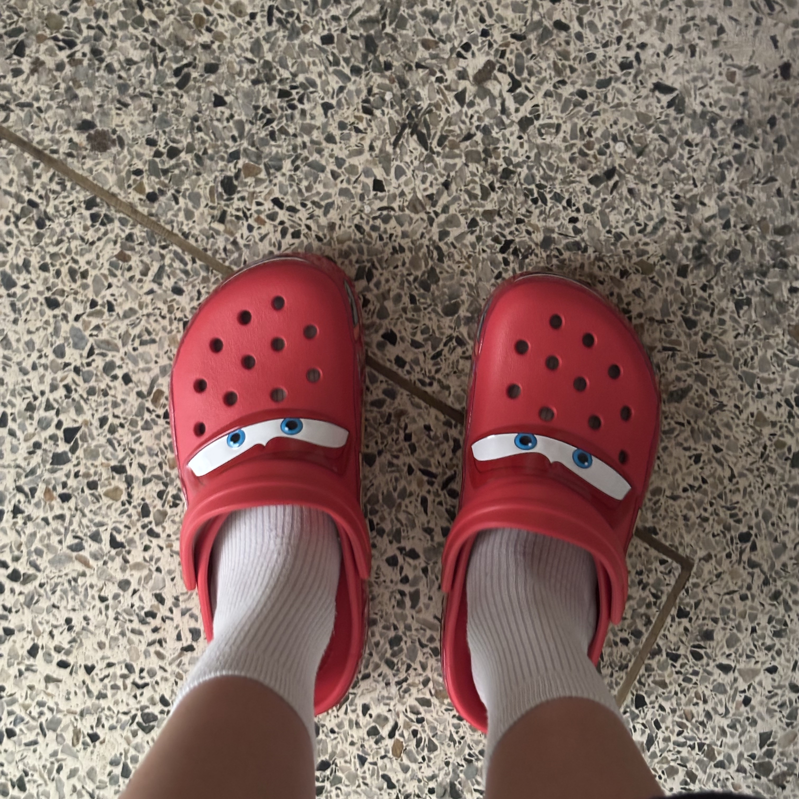 Crocs x Cars Classic Clog Lightning McQueen 착용 스타일