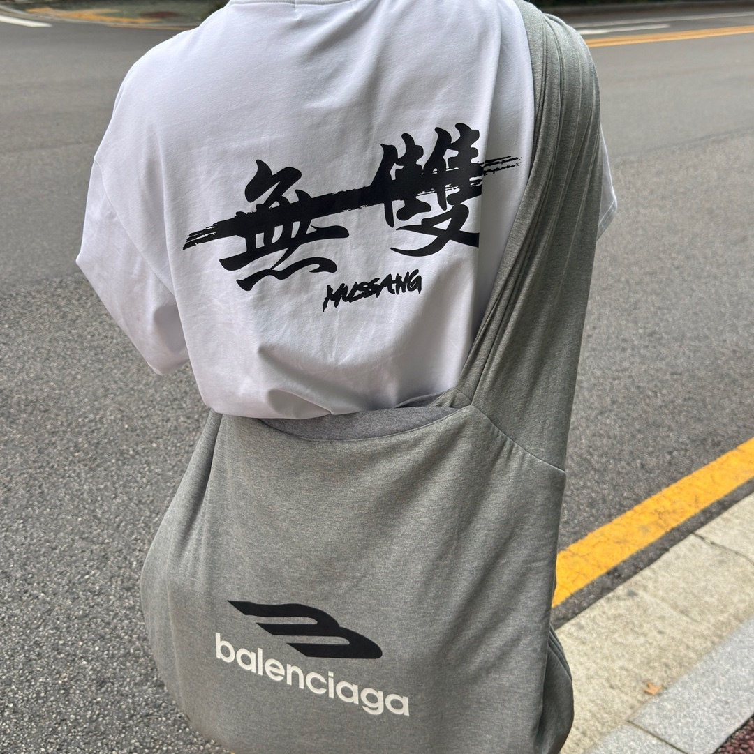 Balenciaga New Jersey Hobo Bag Grey Silver 착용 스타일
