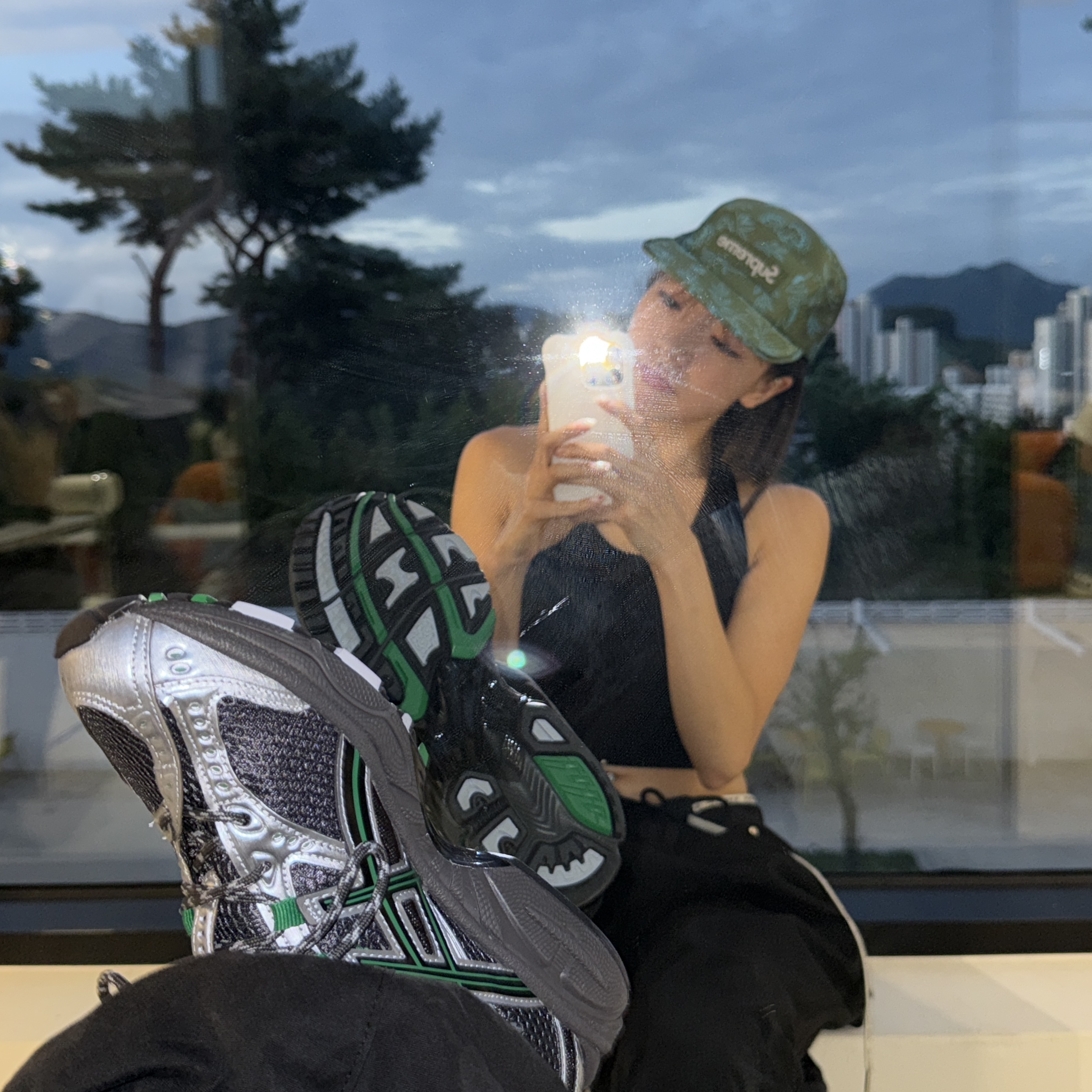 Asics Gel-Nimbus 10.1 Obsidian Grey Green Basil, Supreme Floral Jacquard Camp Cap Green - 25SS 착용 스타일 - 3