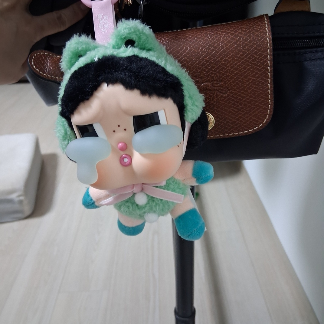 Pop Mart Crybaby Crying Again Series Plush Keyring What A Frog (Opened Case) 착용 스타일 - 2