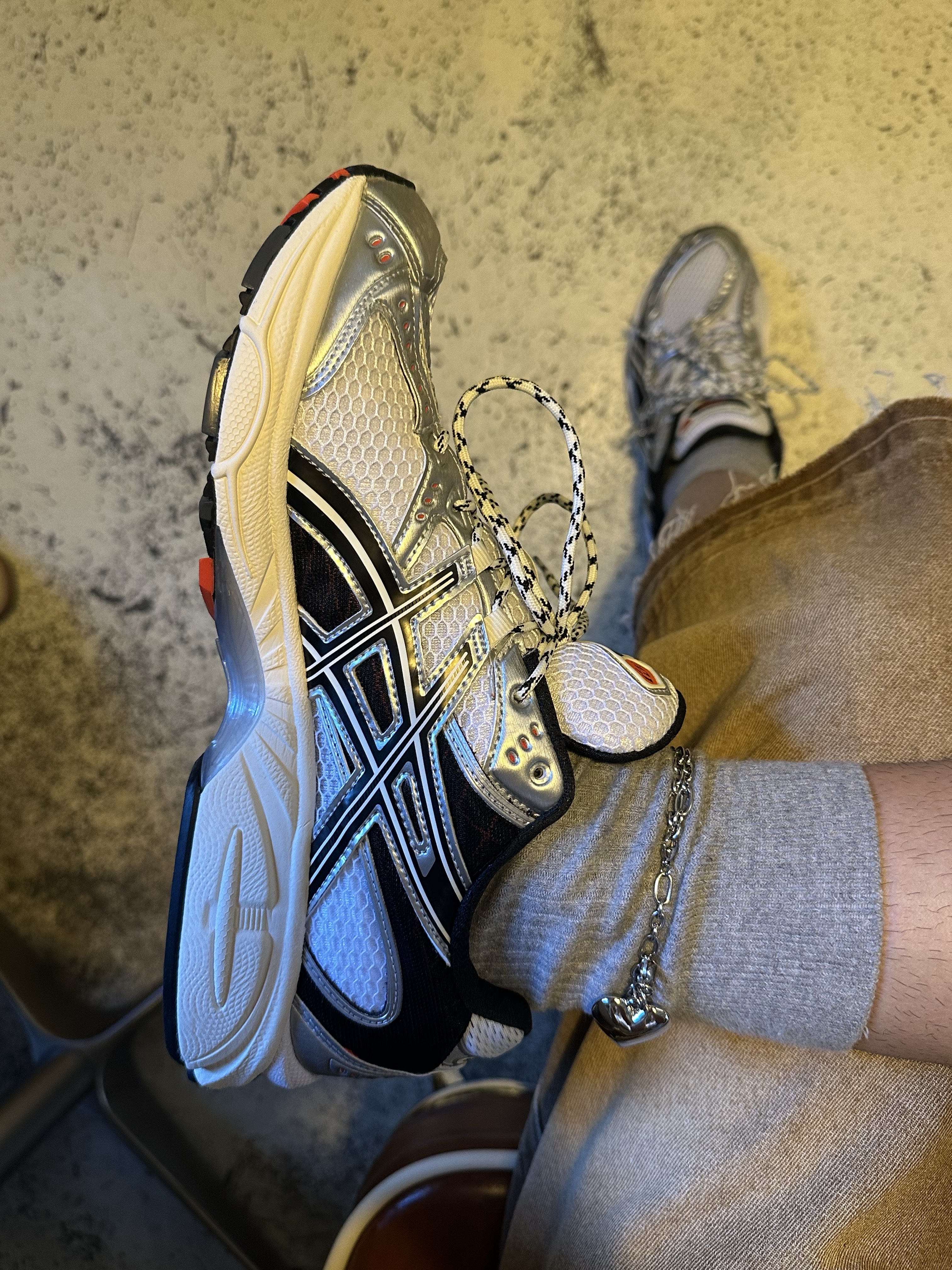 Asics Gel-Nimbus 10.1 White Black 착용 스타일 - 3