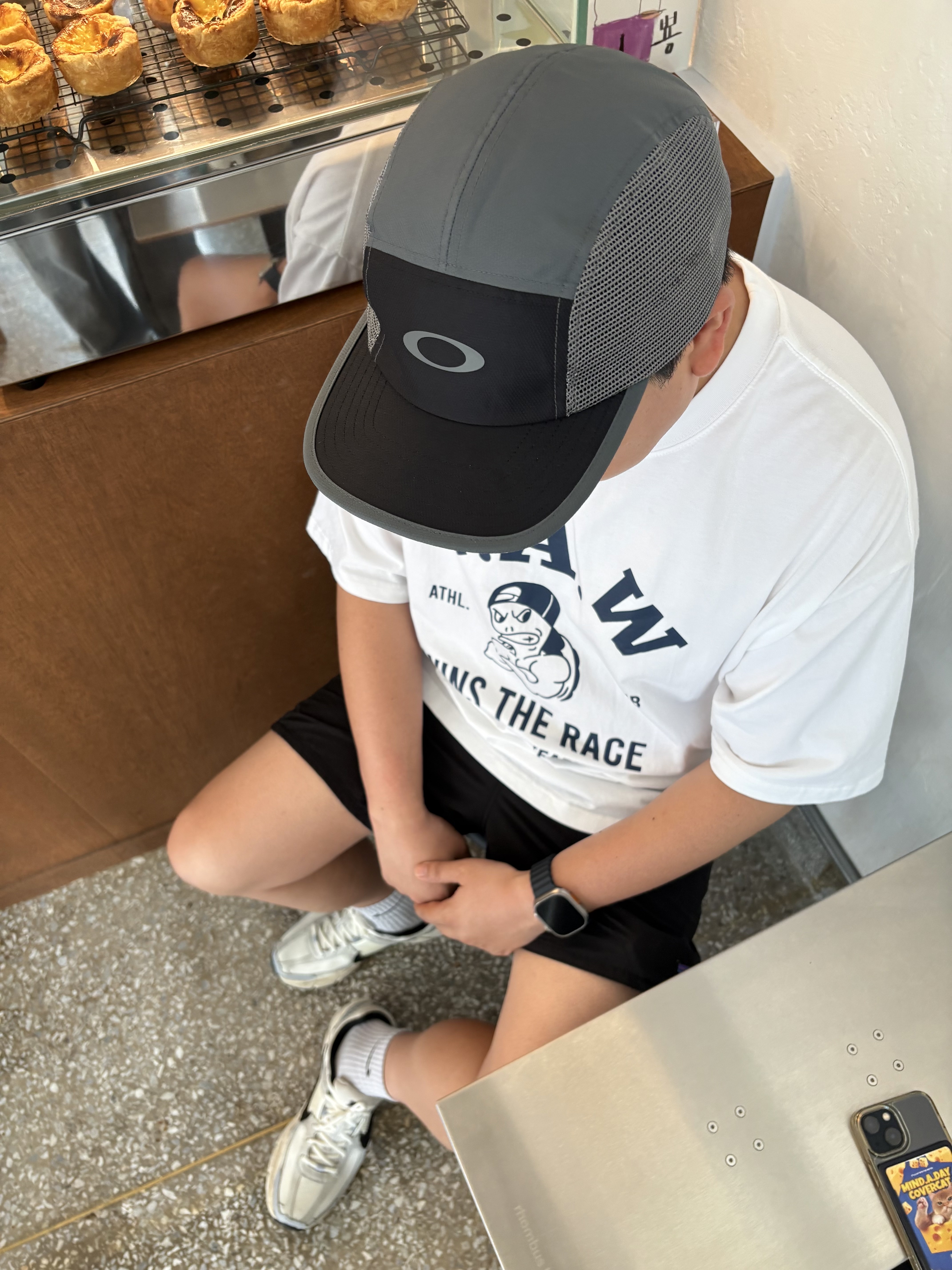 Oakley Latitude Arc Cap Blackout, (W) Nike Zoom Vomero 5 Wolf Grey and Black 착용 스타일