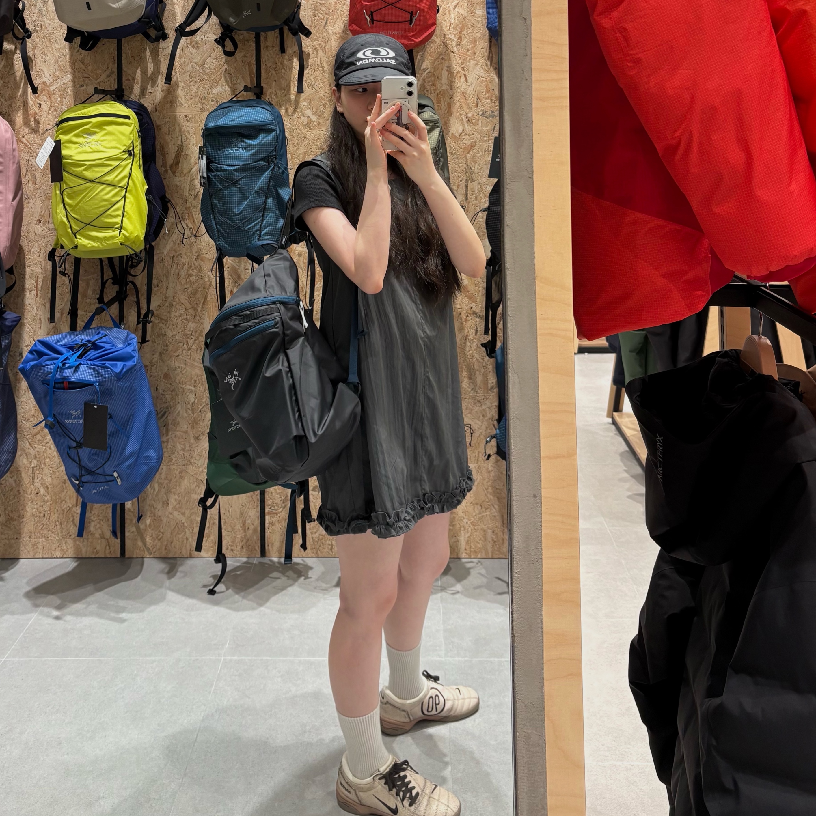 Arc'teryx Heliad 15 Backpack Lodestar, Nike Total 90 III SP Pearl White and Gum Dark Brown 착용 스타일 - 2