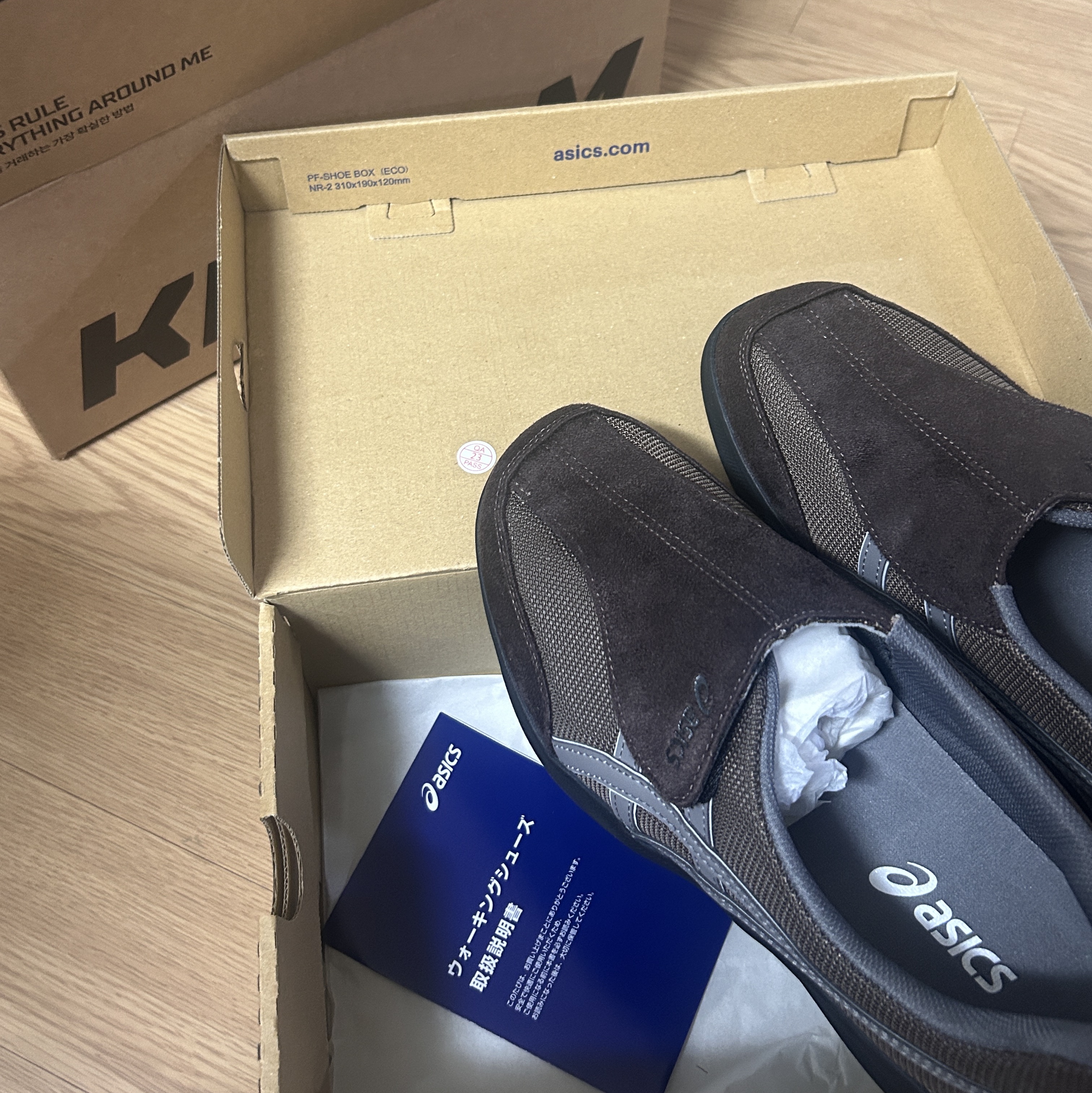 Asics Life Walker 010 Coffee - 3E Wide 착용 스타일