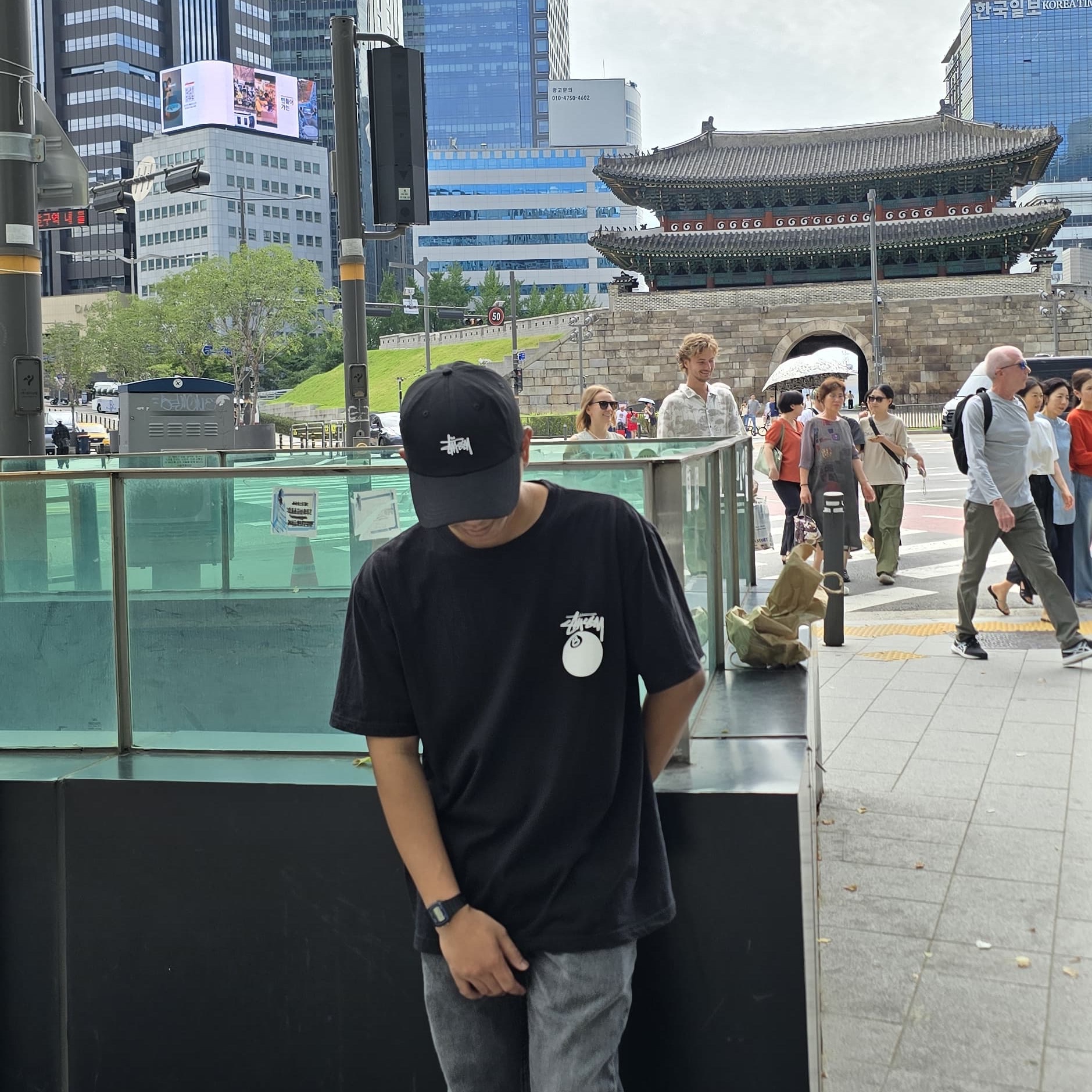 Stussy Basic Stock Low Pro Cap Black, Stussy 8 Ball Pigment Dyed T-Shirt Black 착용 스타일