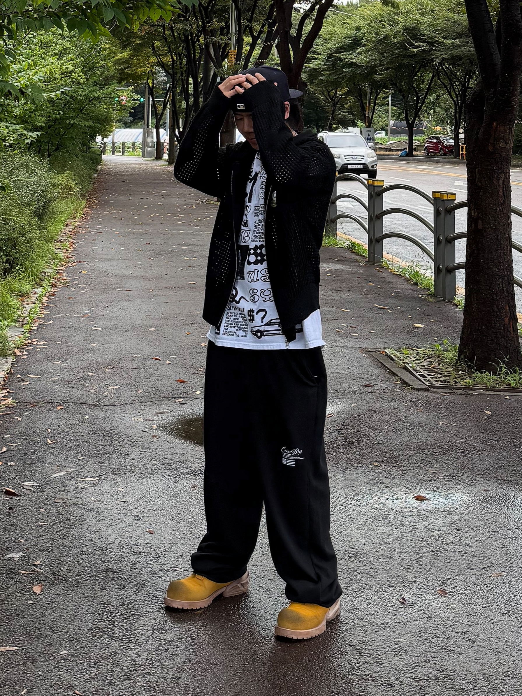 Stussy Sara T-Shirt White, New Era x Fear of God 59FIFTY Chicago White Sox Fitted Cap Black 착용 스타일 - 2