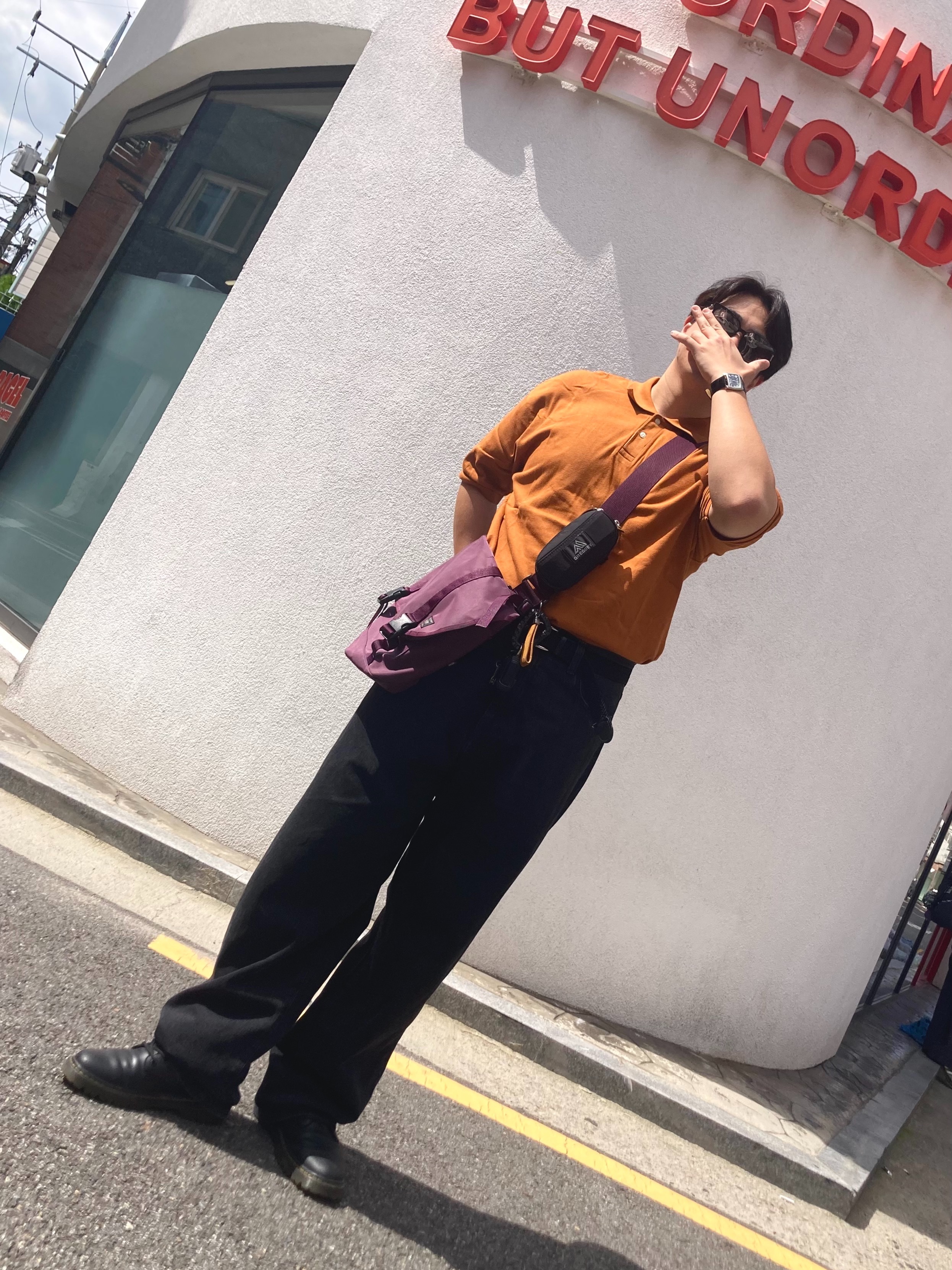 Carhartt WIP Robertson Denim Landon Pants Black Stone Washed, Gregory Sunglass Case Black 착용 스타일 - 1