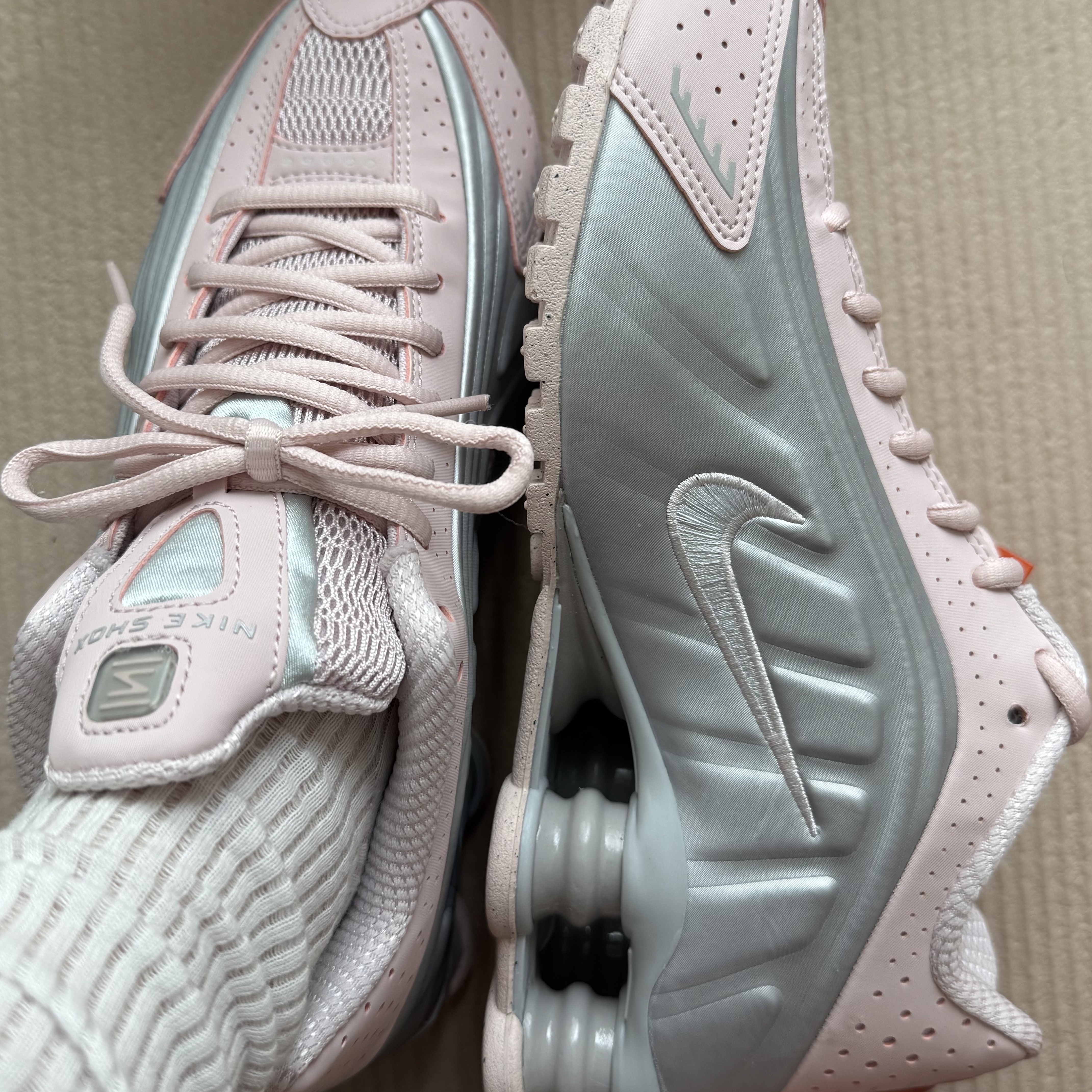(W) Nike Shox R4 Barely Rose Metallic Platinum 착용 스타일 - 2