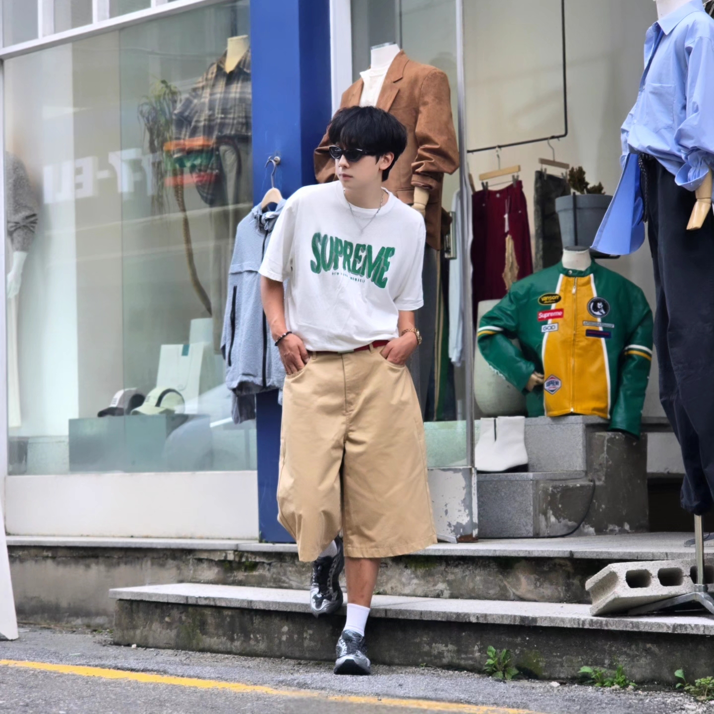 Supreme Flocked Washed S/S Top White - 25SS, True Religion Hustle Webbing Belt Red 착용 스타일 - 5