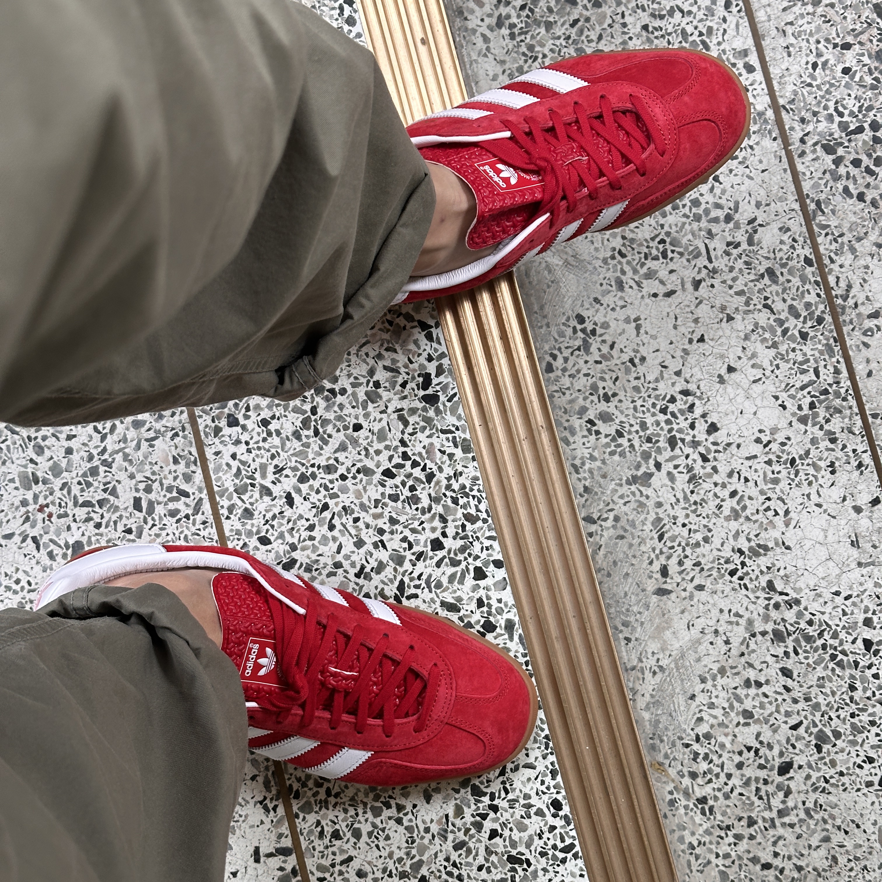 Adidas Gazelle Indoor Scarlet 착용 스타일