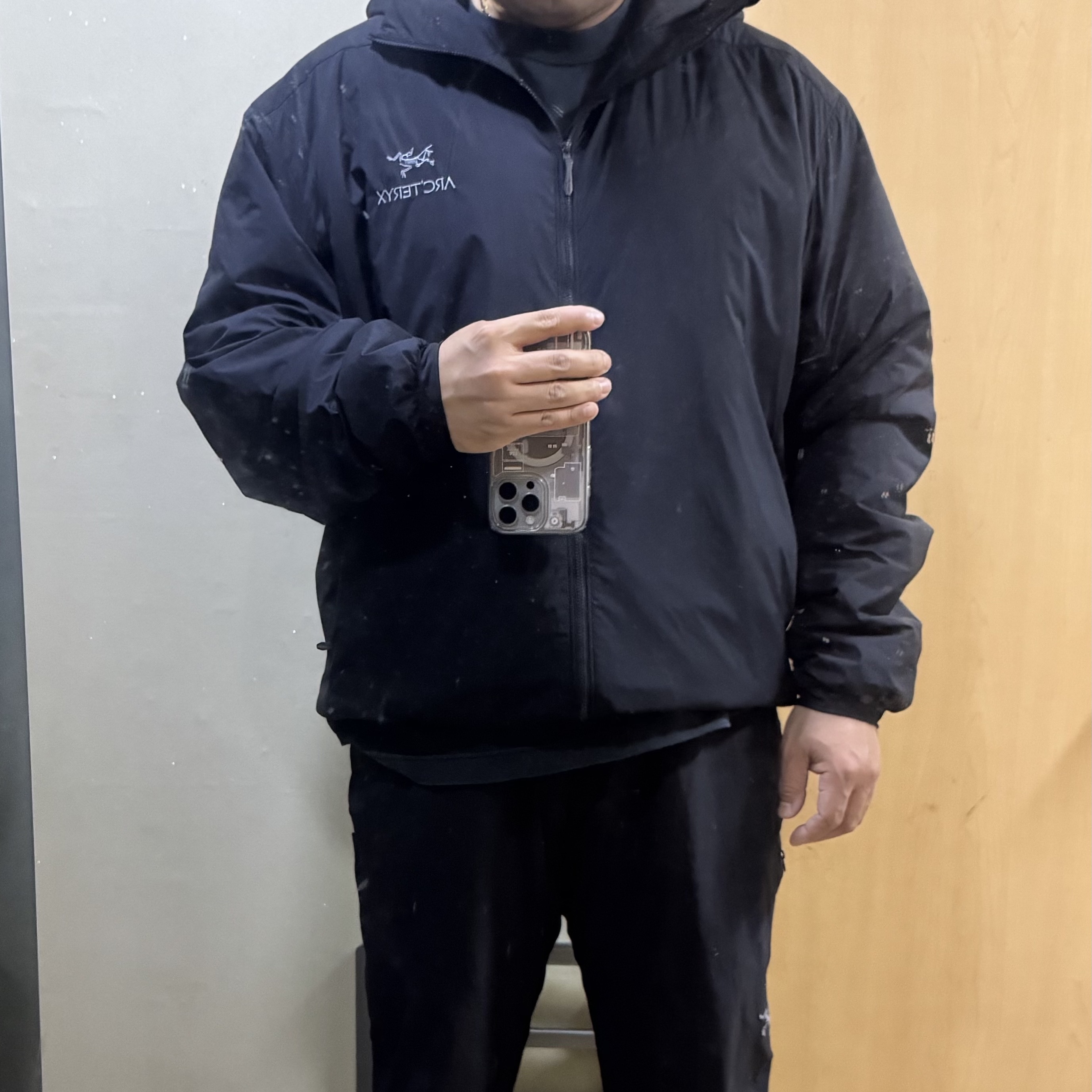 Arc'teryx Atom Hoody Black 착용 스타일