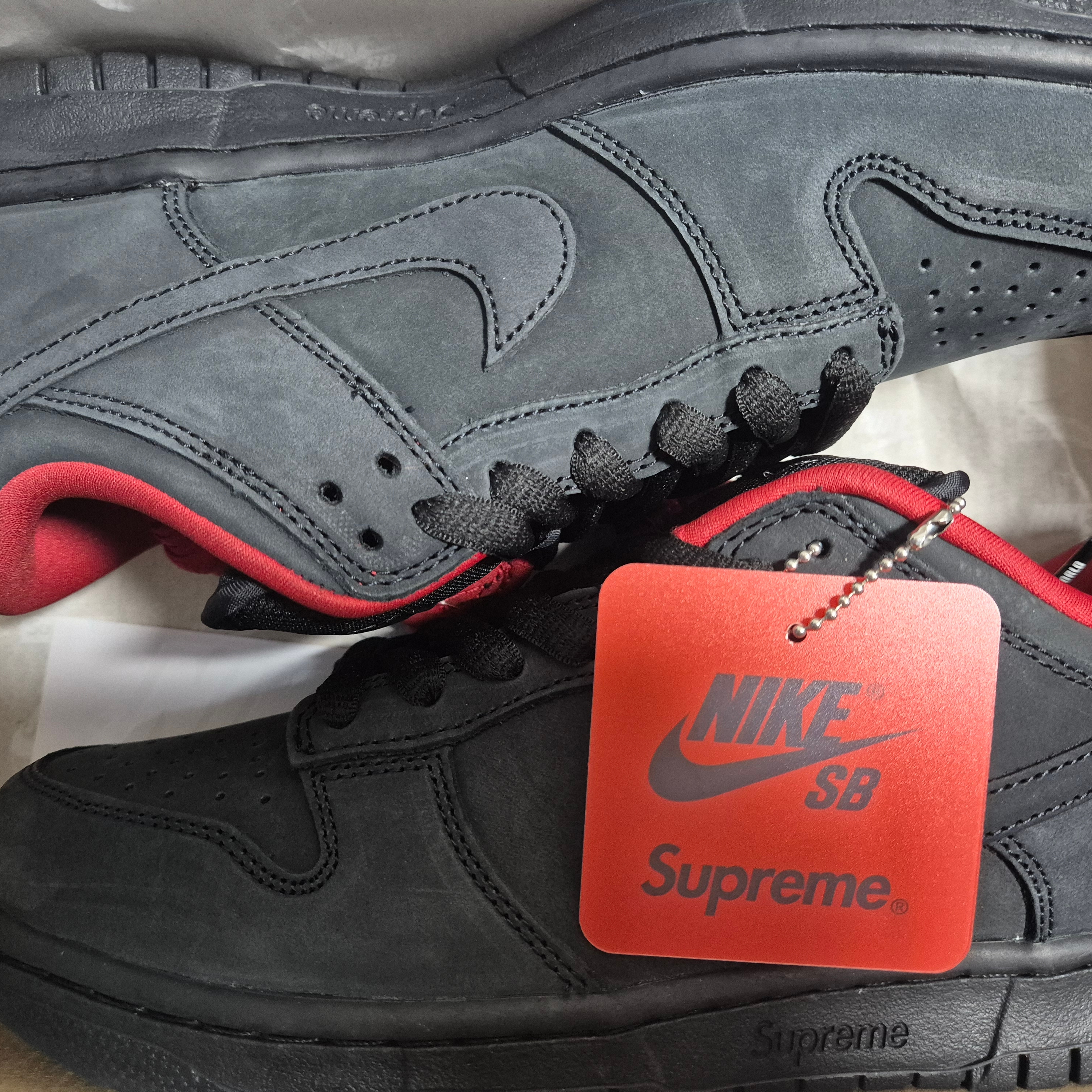 Nike x Supreme SB Dunk Low Black 착용 스타일 - 3