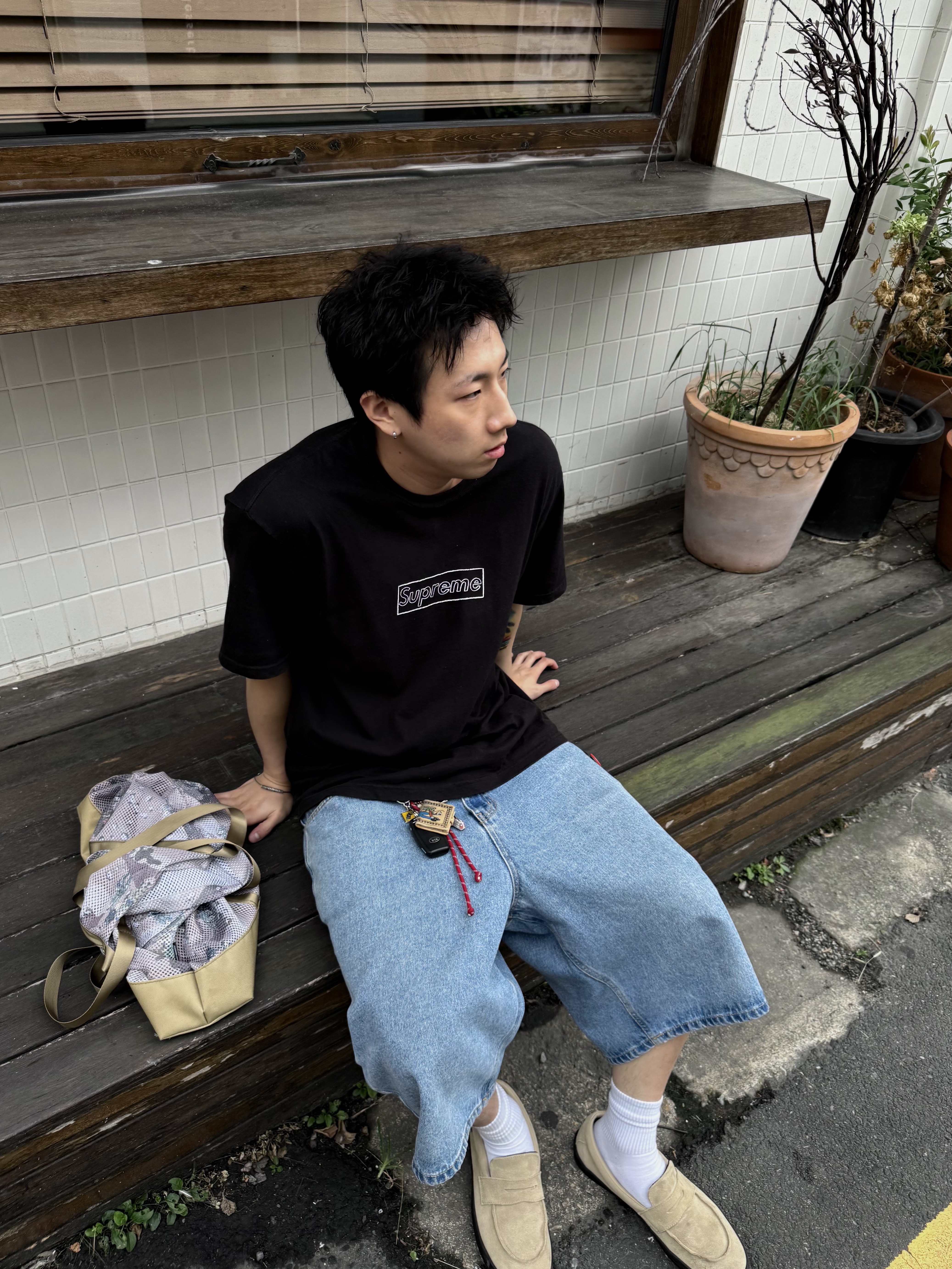 Supreme x Kaws Chalk Logo T-Shirt Black - 21SS, Vans Skate Loafer Suede Beige 착용 스타일 - 4