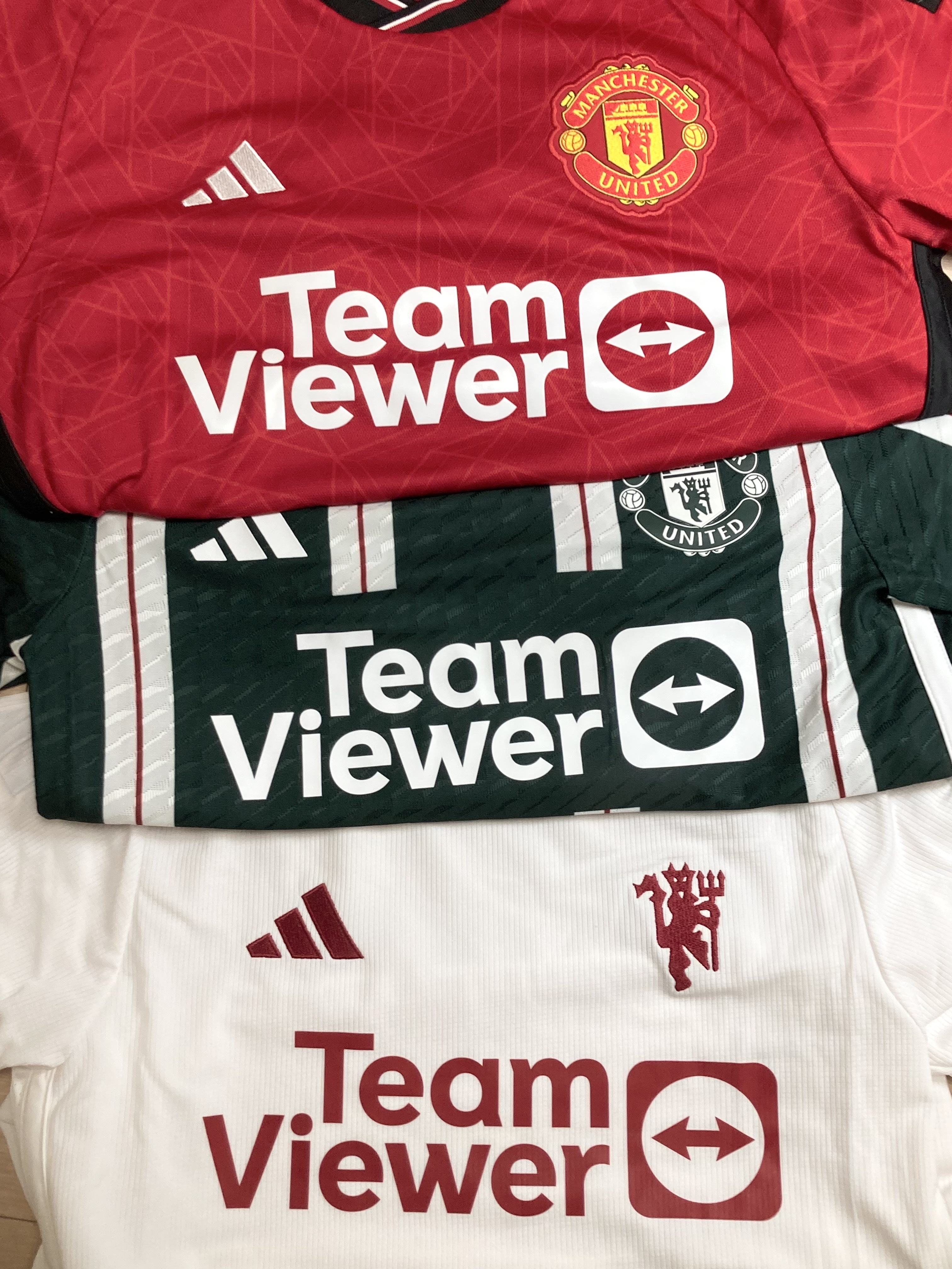 Adidas Manchester United 2023/24 Home Jersey Team Collegiate Red - KR Sizing (Non Marking Ver.), Adidas Manchester United 2023/24 Away Jersey Green Night Core White - KR Sizing (Non Marking Ver.) 착용 스타일