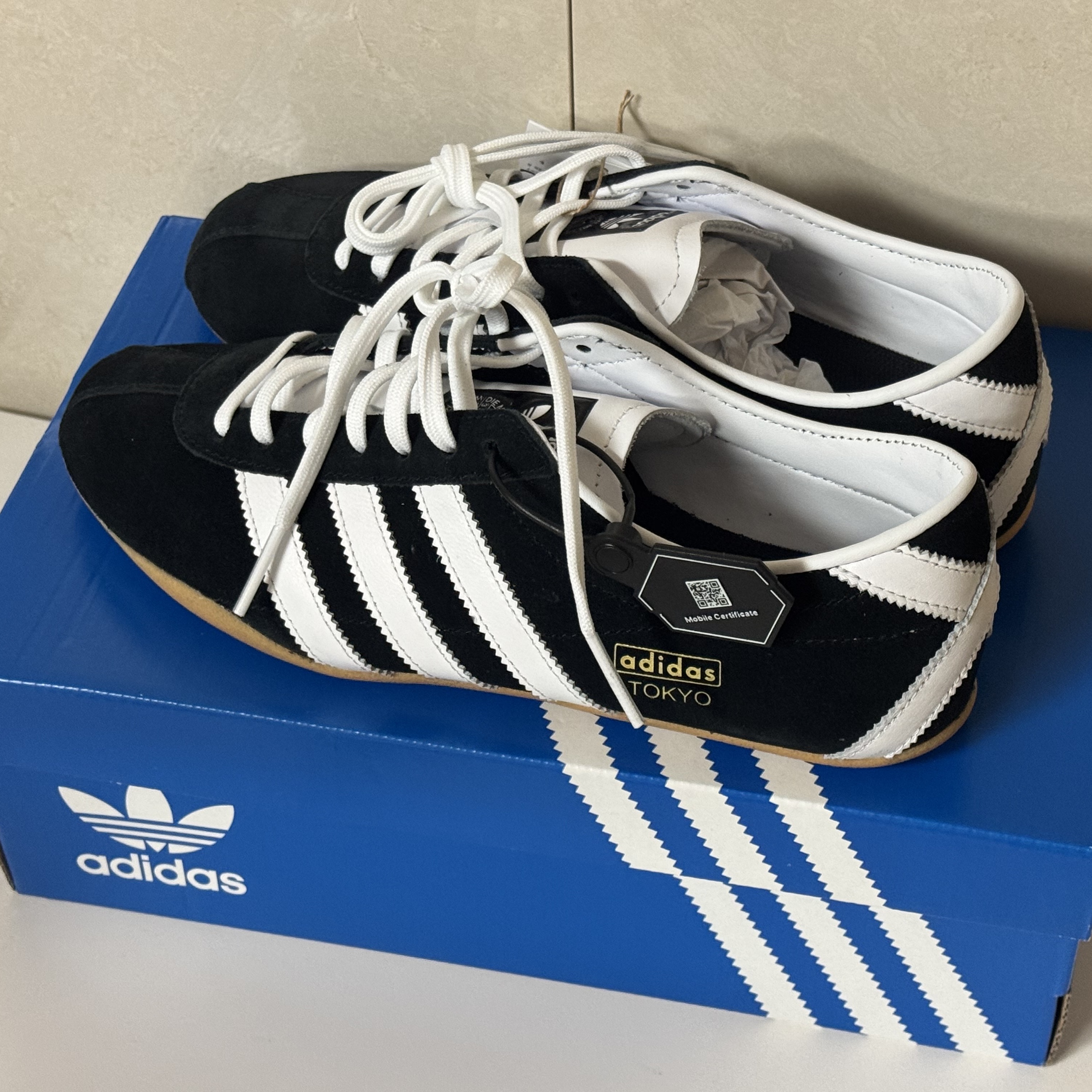 (W) Adidas Tokyo Core Black Cloud White 착용 스타일