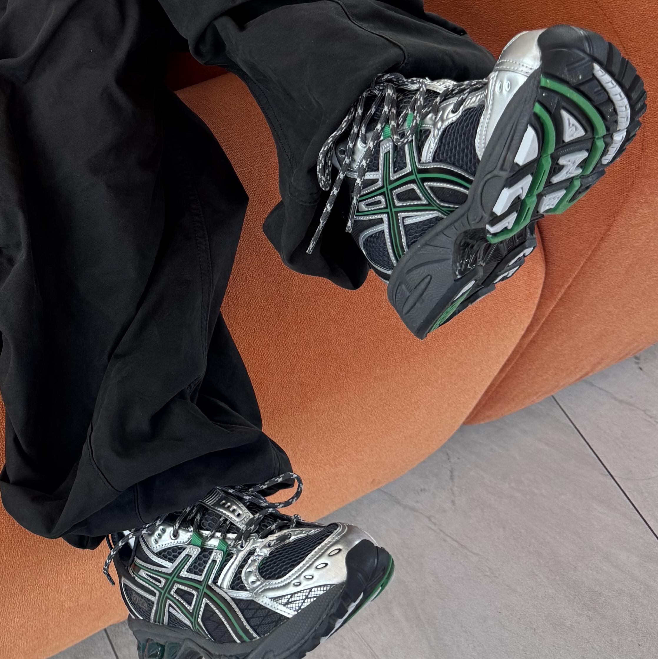 Asics Gel-Nimbus 10.1 Obsidian Grey Green Basil, Supreme Floral Jacquard Camp Cap Green - 25SS 착용 스타일 - 5