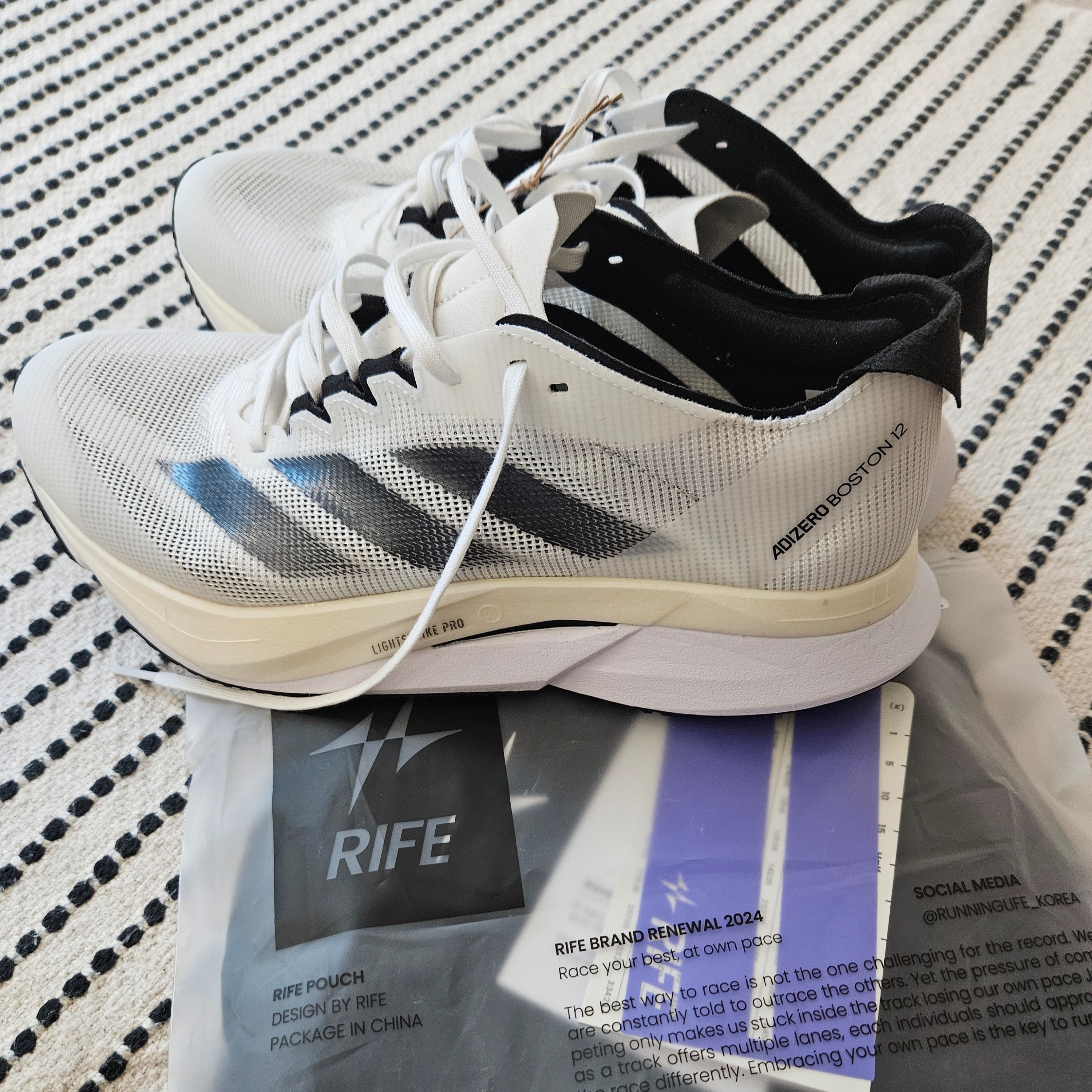 Adidas Adizero Boston 12 Cloud White Core Black Night Metallic 착용 스타일