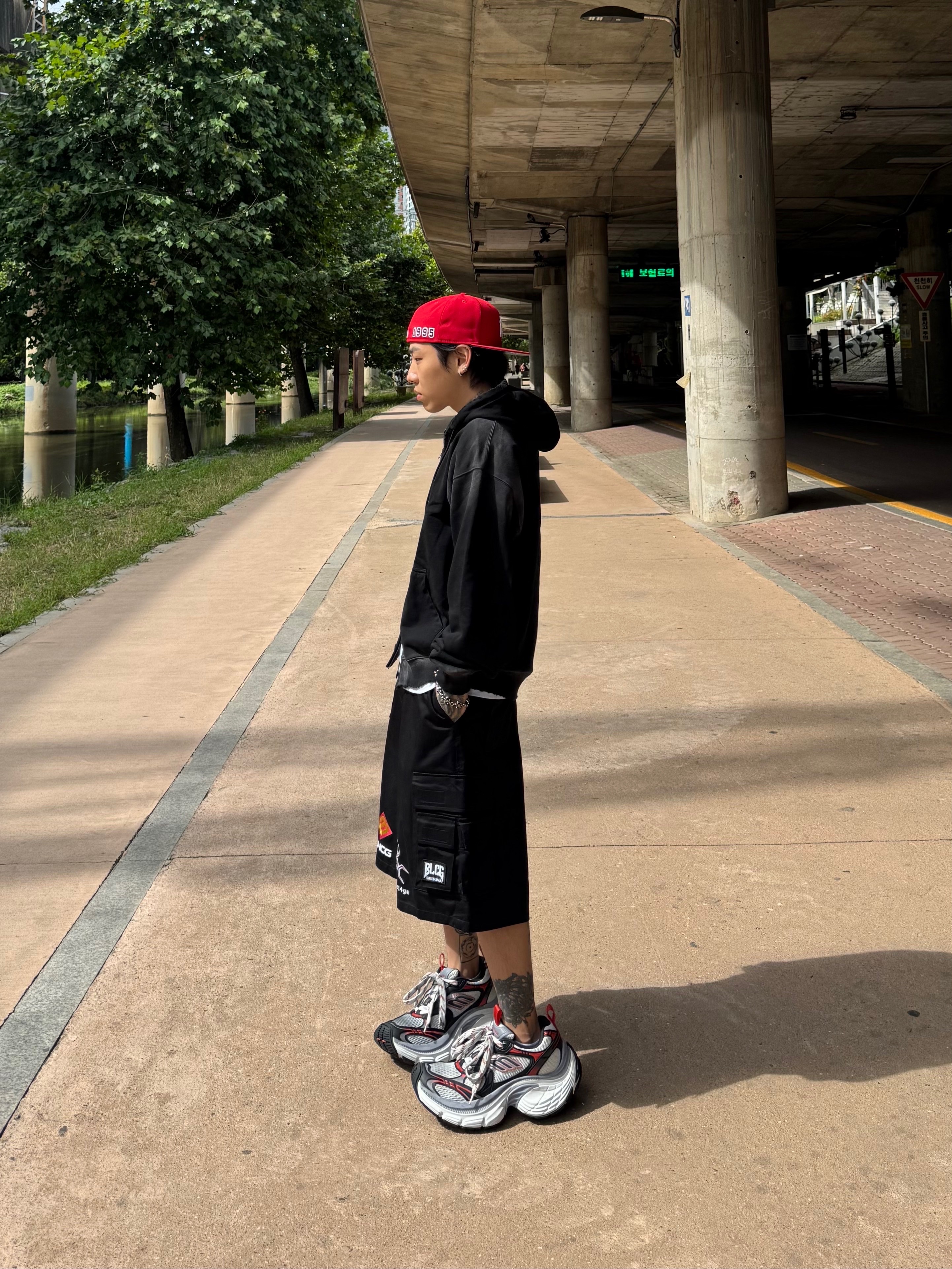 Balenciaga 10XL Sneakers Grey White Red 착용 스타일 - 3