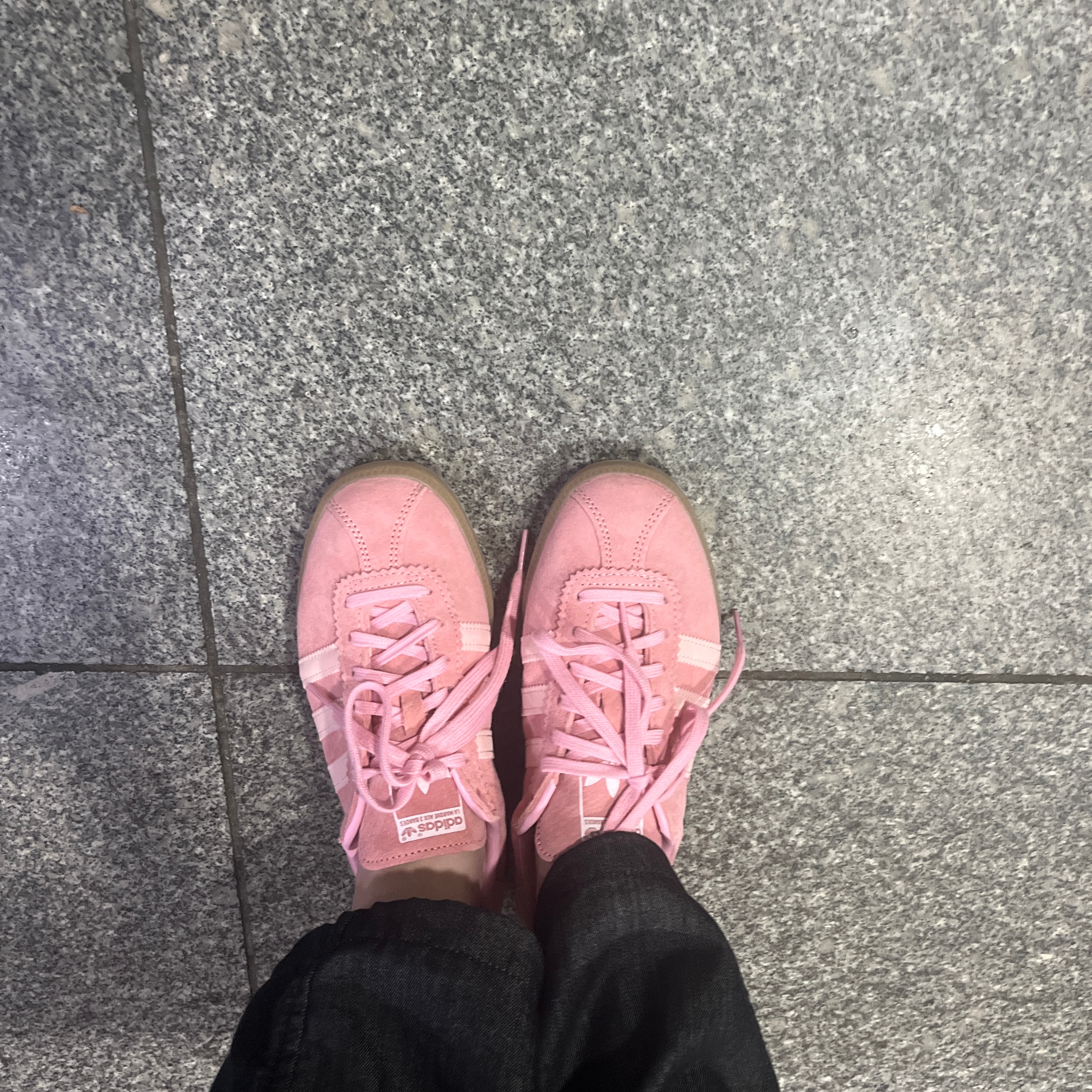 Adidas Bermuda Glow Pink 착용 스타일