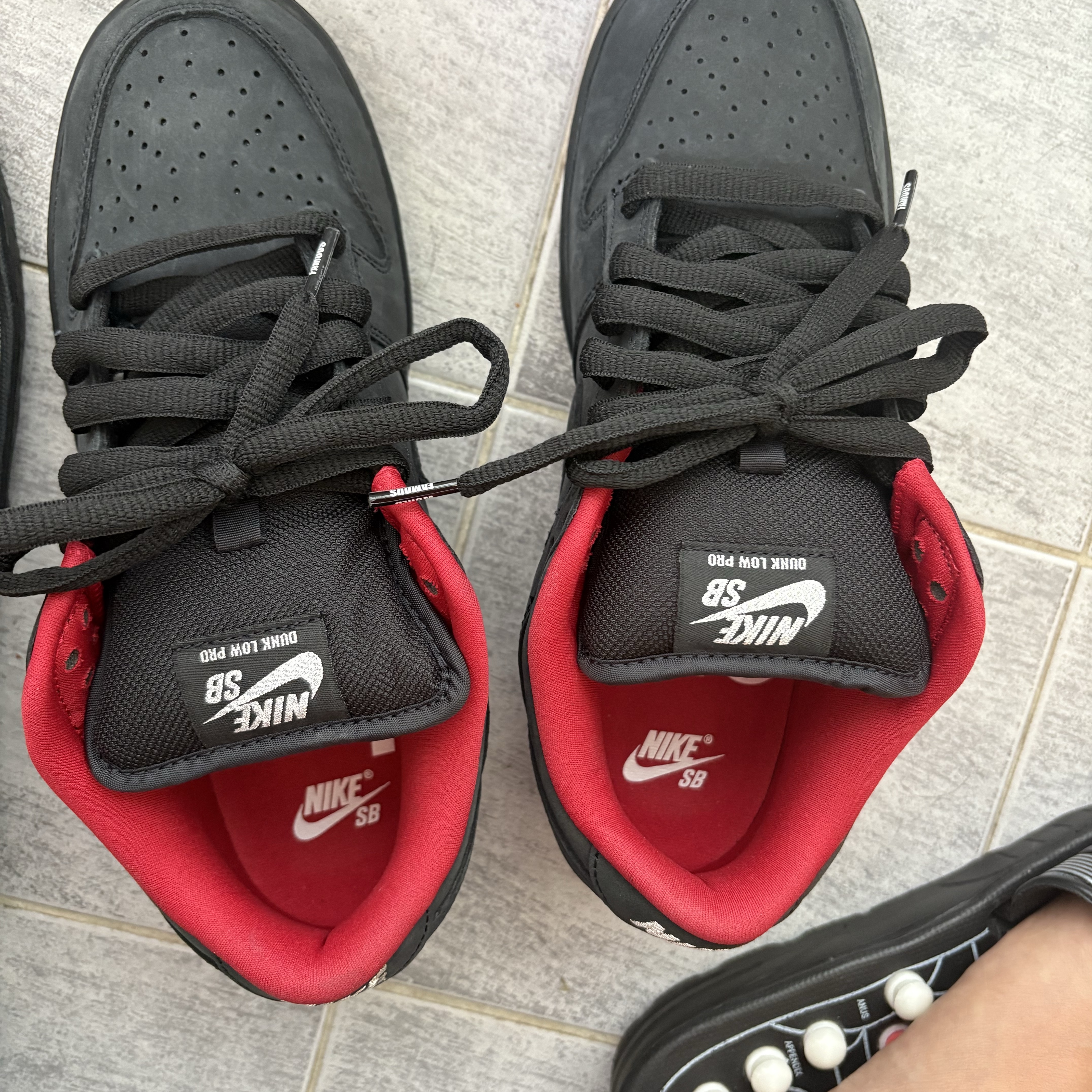 Nike x Supreme SB Dunk Low Black 착용 스타일 - 4