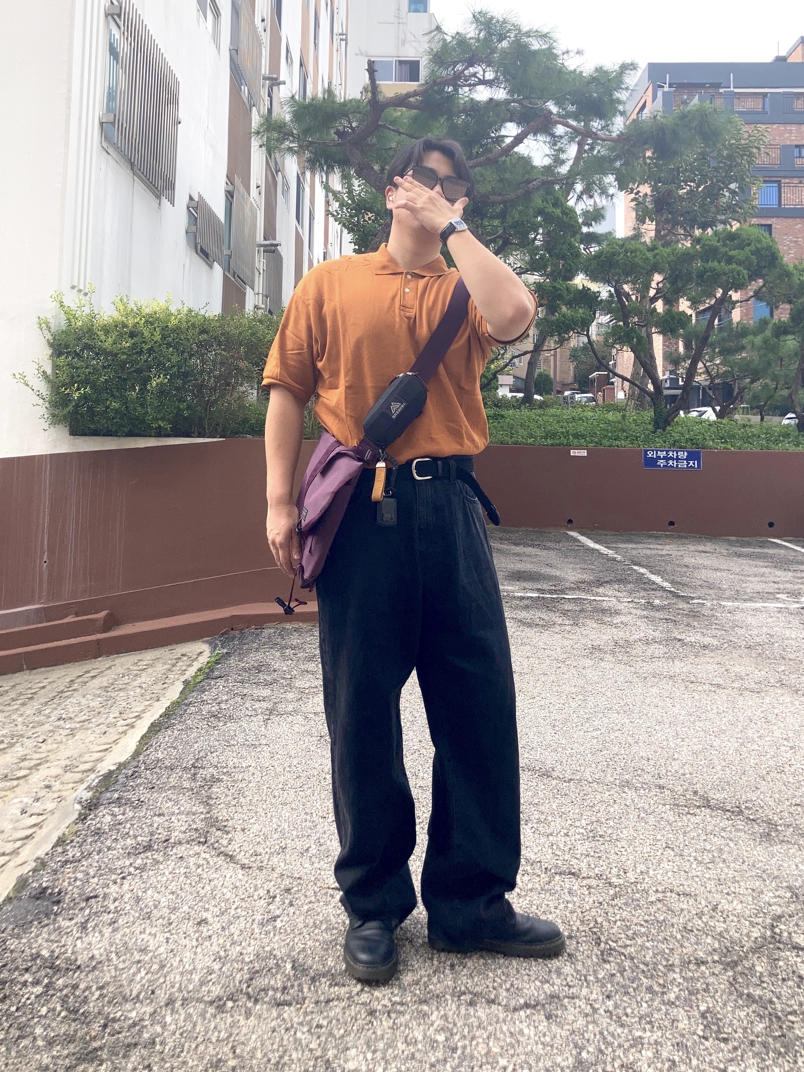Carhartt WIP Robertson Denim Landon Pants Black Stone Washed, Gregory Sunglass Case Black 착용 스타일 - 2