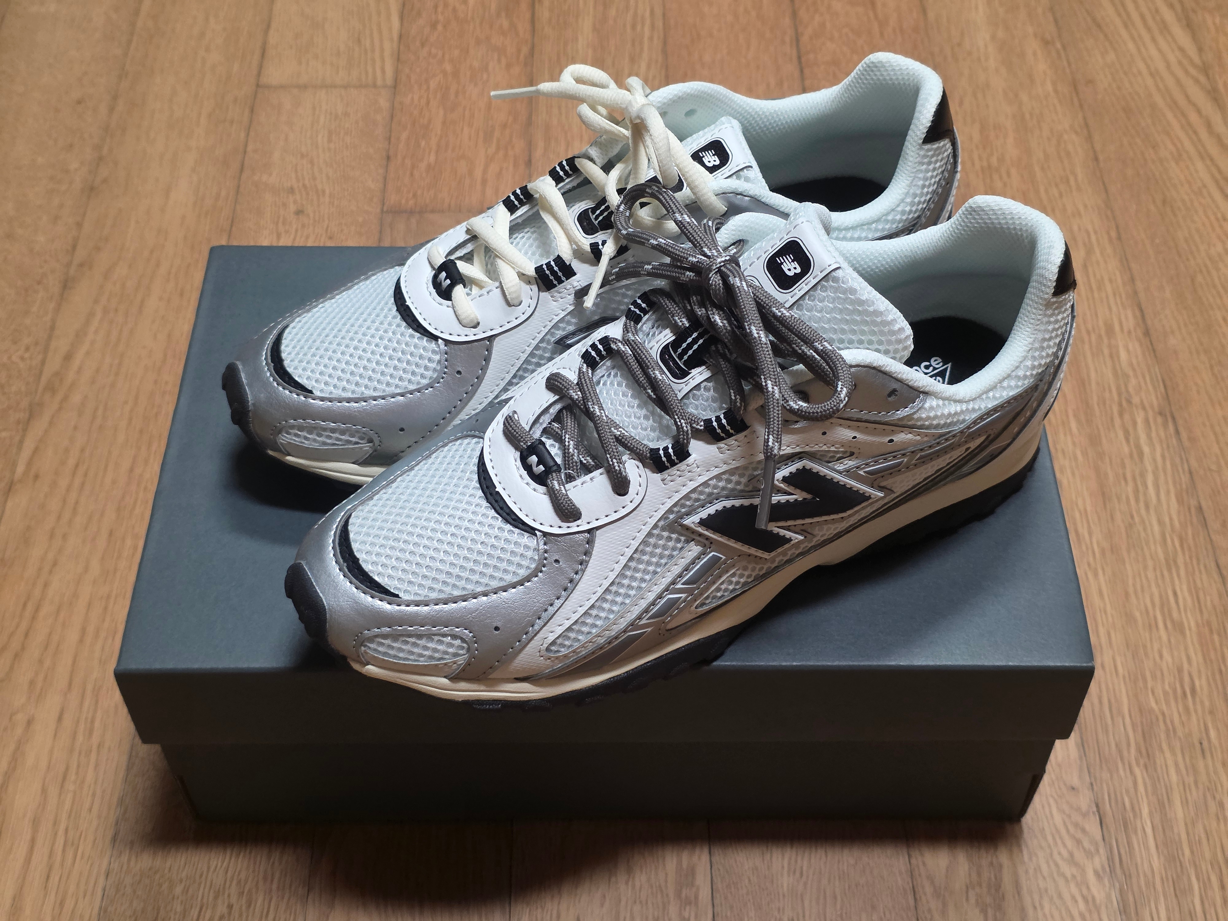 New Balance 204L Silver Metallic Black 착용 스타일 - 1