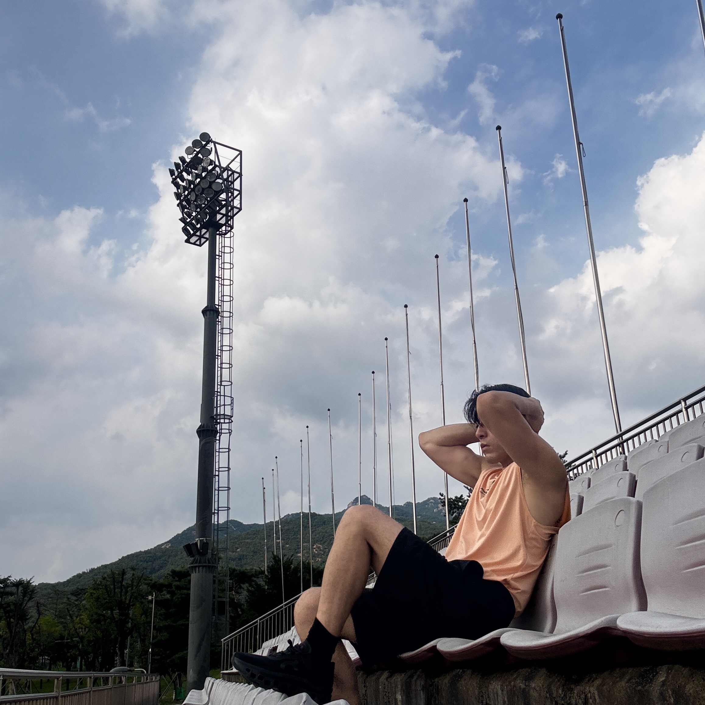 On Running Cloudmonster All Black 착용 스타일 - 3