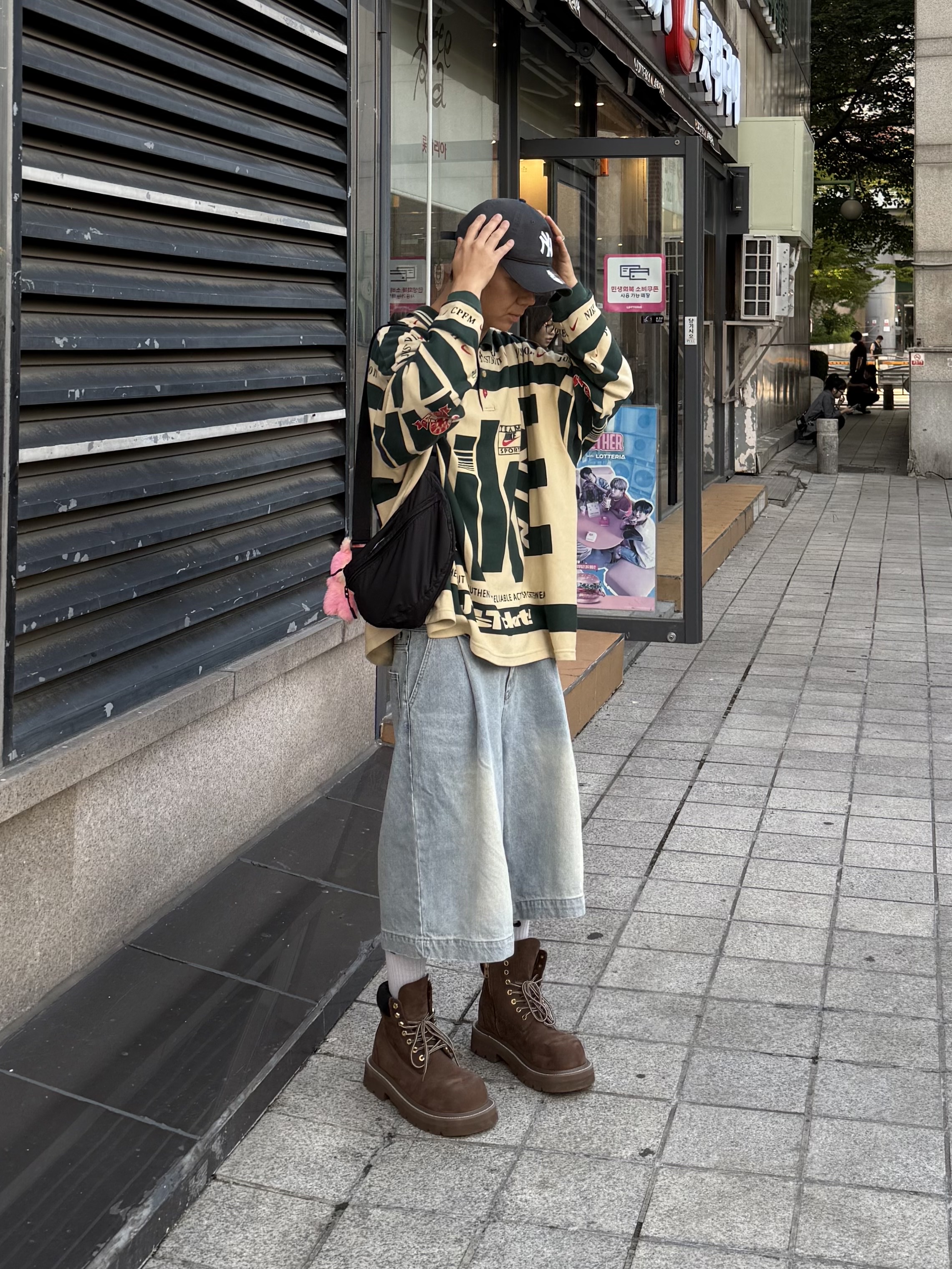 SOULESURES BOLD BELUGA Espresso Brown, Nike x Cactus Plant Flea Market Long Sleeve Polo Natural - US/EU 착용 스타일 - 1