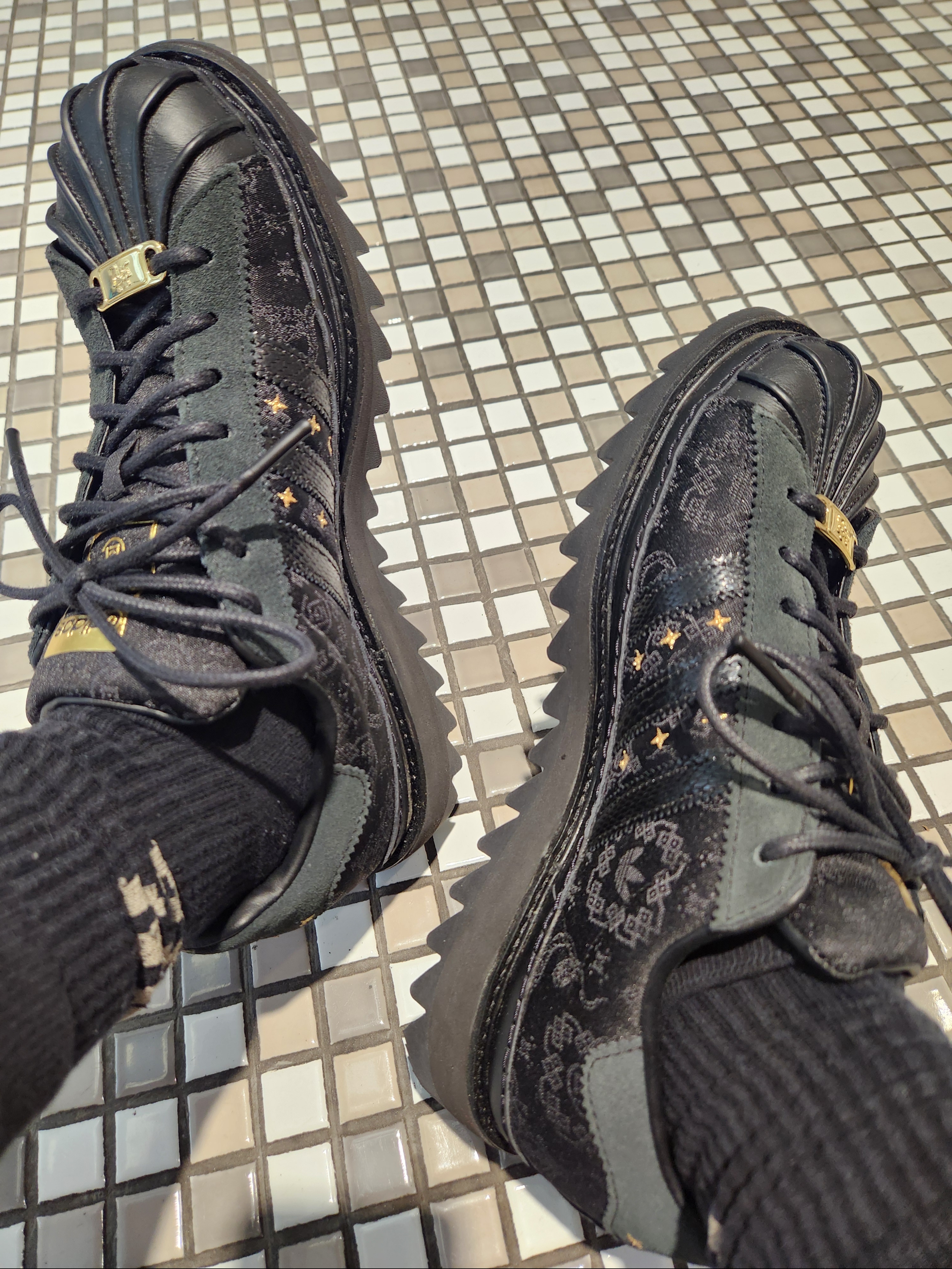 Adidas x Clot Superstar Core Black Carbon 착용 스타일