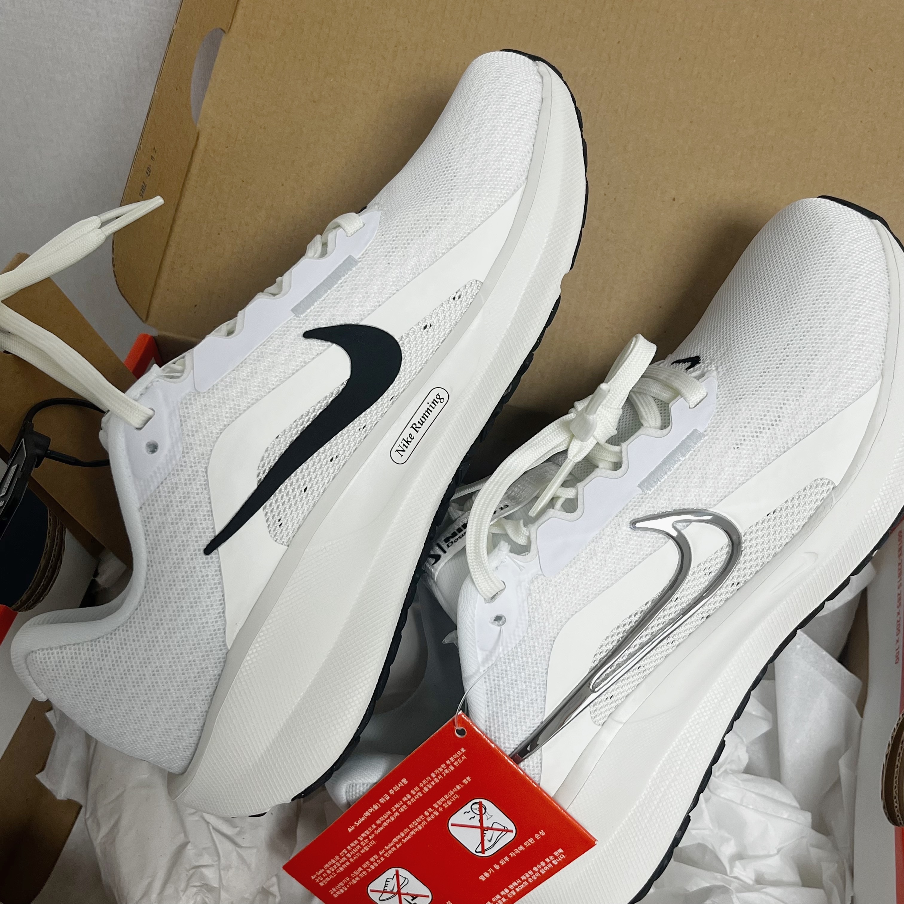 (W) Nike Downshifter 13 White Black 착용 스타일