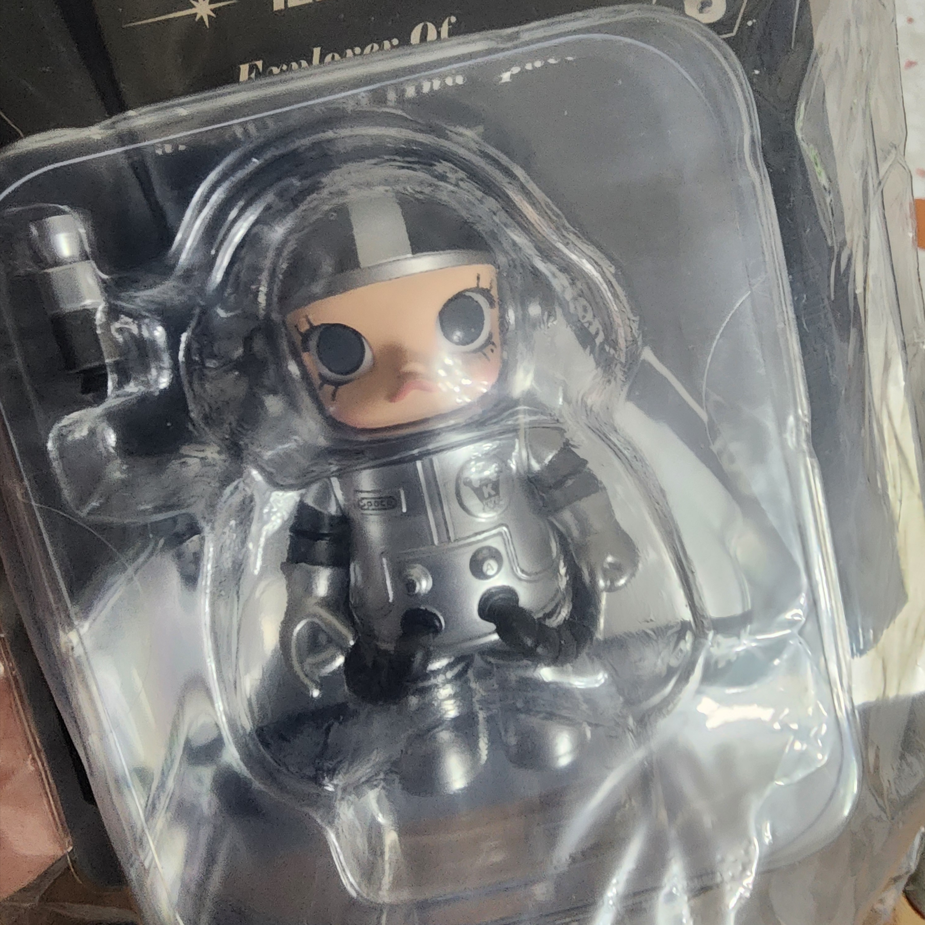 Pop Mart Mega Space Molly 100% Refraction 착용 스타일