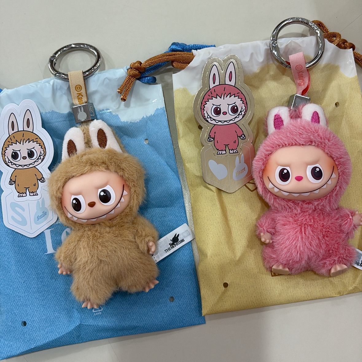 Pop Mart Labubu The Monsters Pin For Love Series Vinyl Plush Pendant Sealed Case (N-Z) (1 Blind Box), Pop Mart Labubu The Monsters Pin For Love Series Vinyl Plush Pendant Sealed Case (A-M) (1 Blind Box) 착용 스타일 - 2