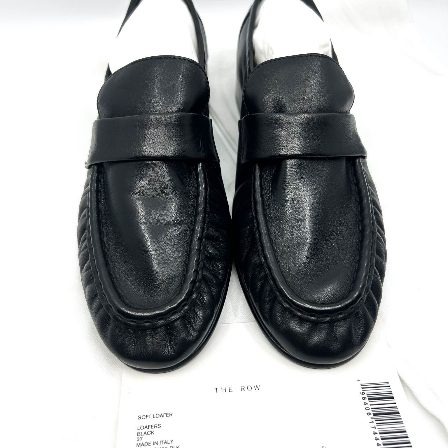 (W) The Row Soft Loafer in Leather Black 착용 스타일 - 2