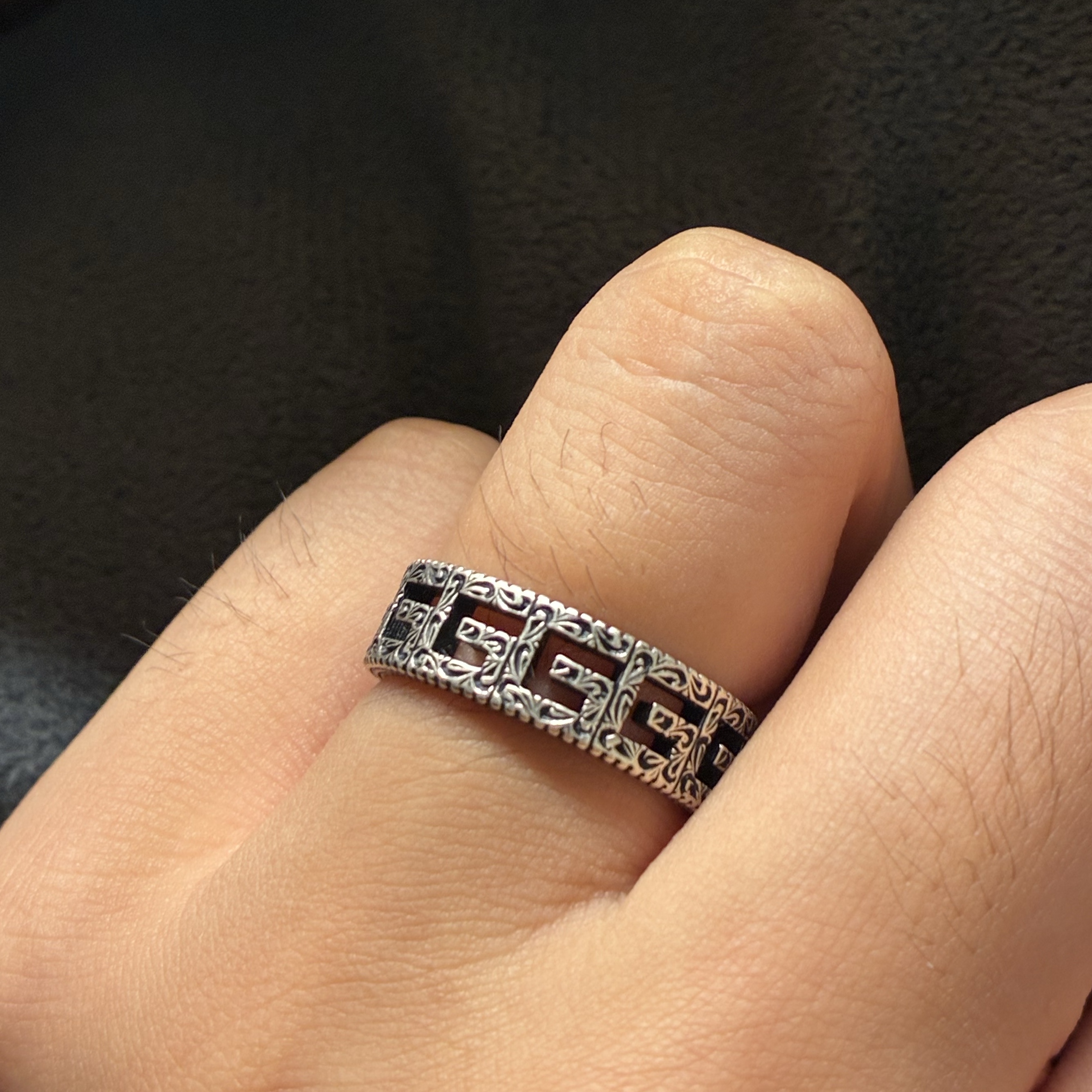 Gucci Silver Ring With SquareG Silver Aged Finish 착용 스타일