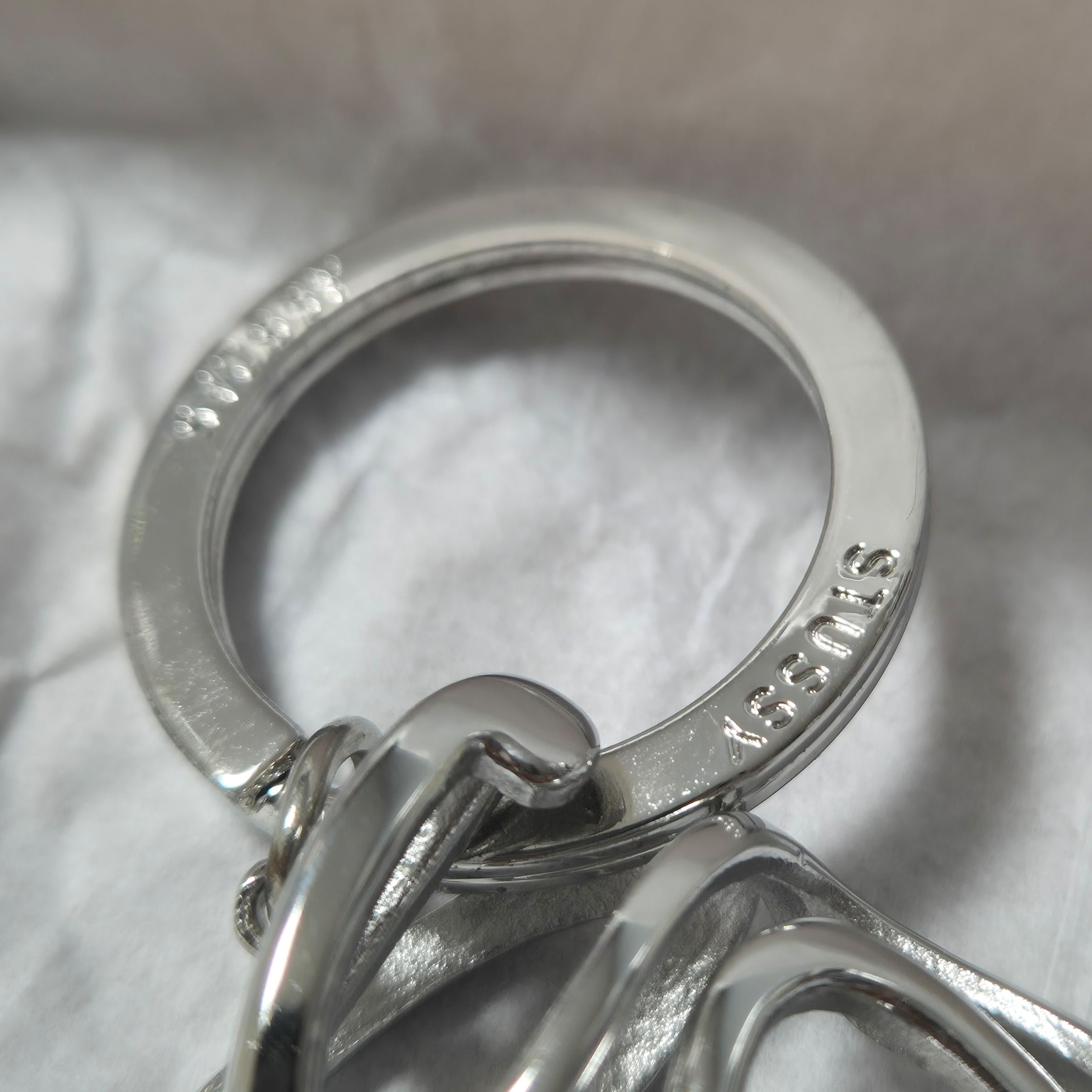Stussy Lighter Holster Keychain Silver 착용 스타일 - 2