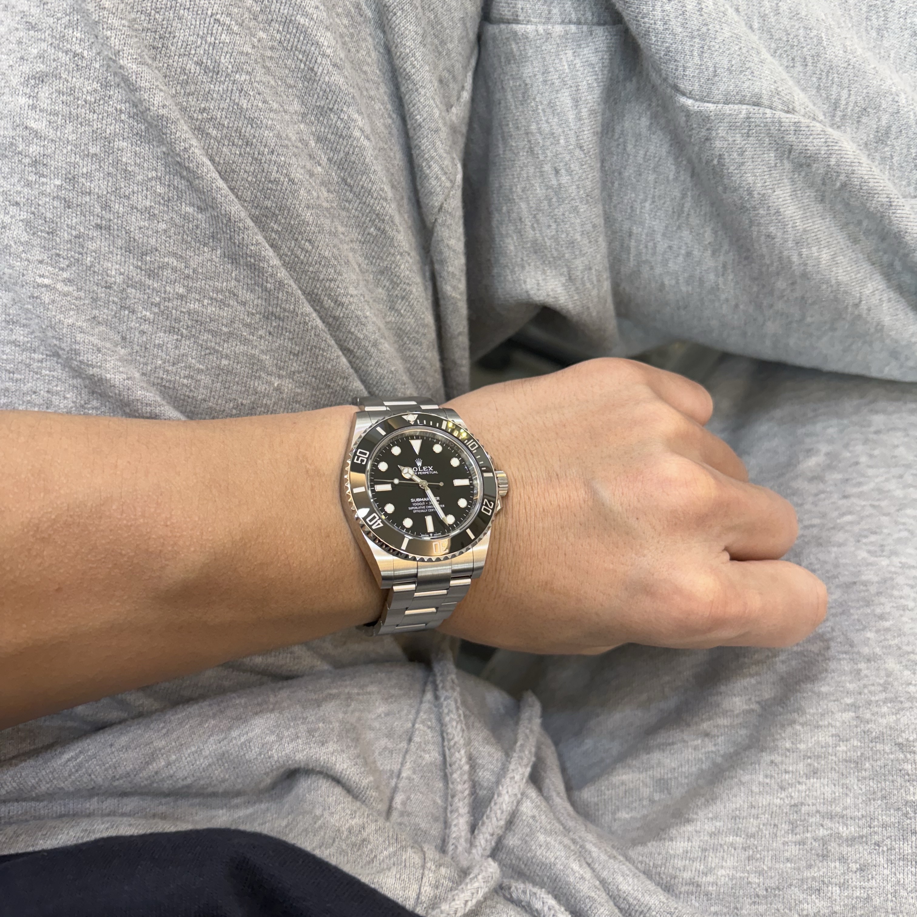 Rolex Submariner 41mm 124060 Black Oyster 착용 스타일 - 4