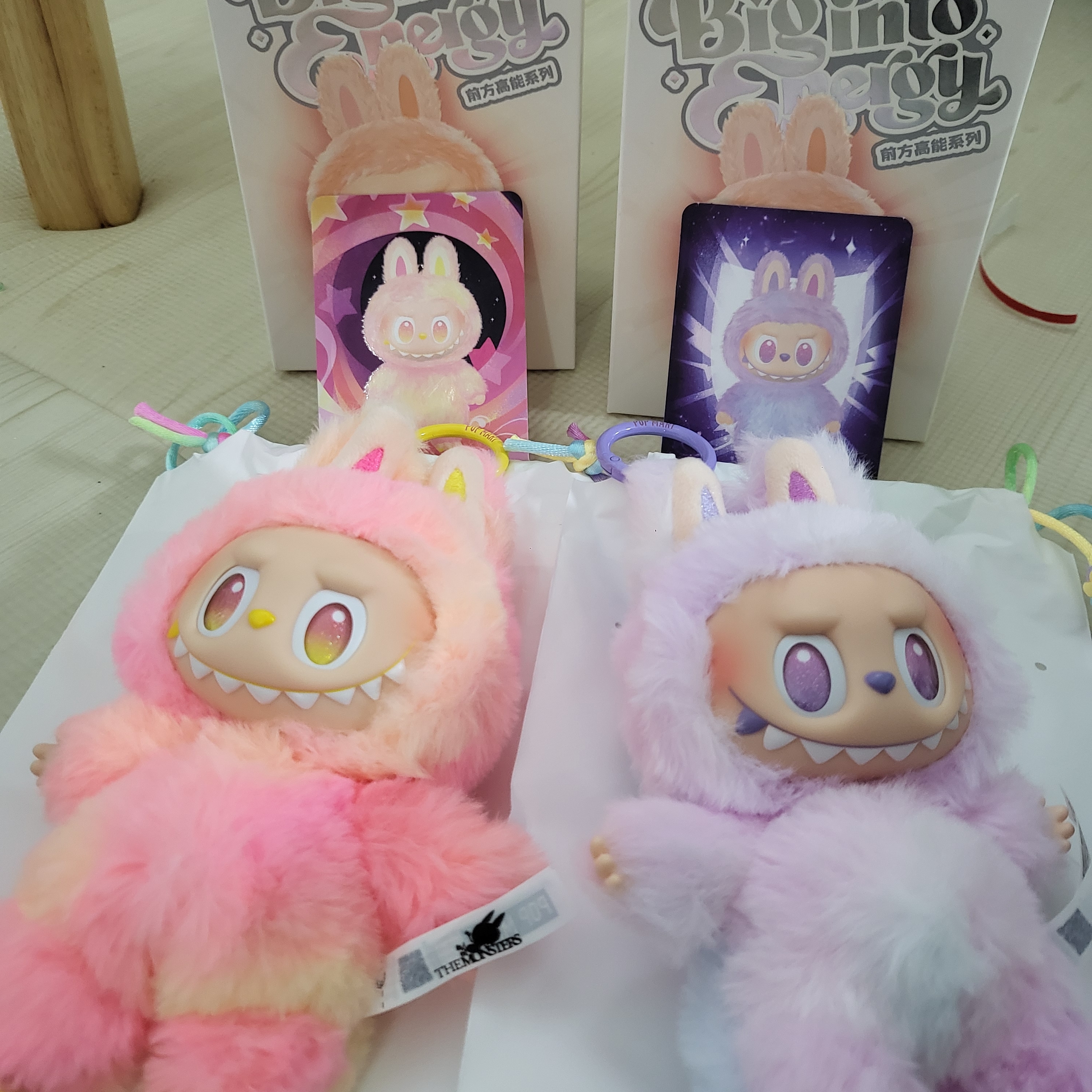 Pop Mart Labubu The Monsters Highlight Series Sealed Case (Bundle of 2/1 Blind Box) 착용 스타일