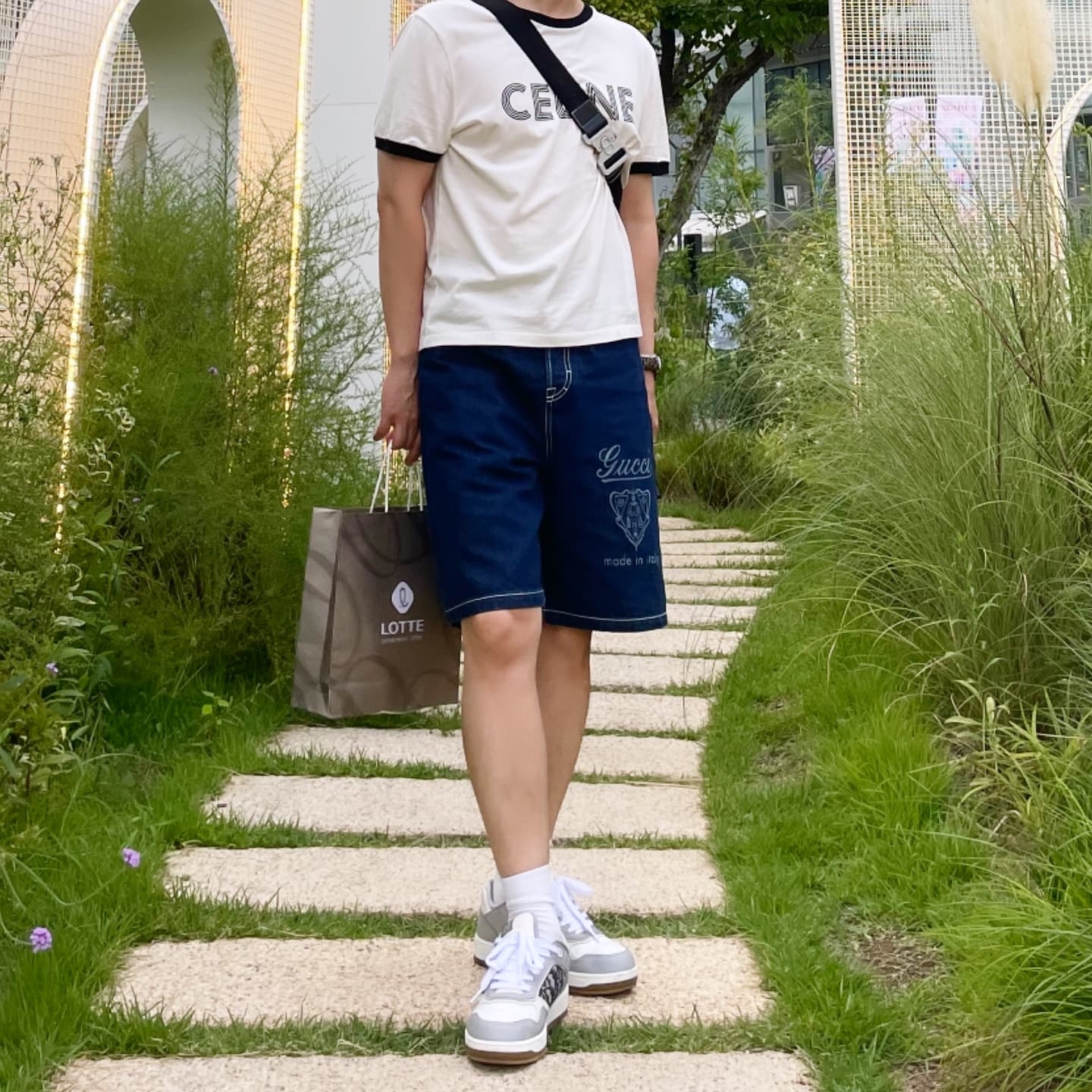 Celine Regular T-Shirt in Cotton Jersey Washed White Black, Dior B27 Low-Top Sneakers Gray 착용 스타일 - 1