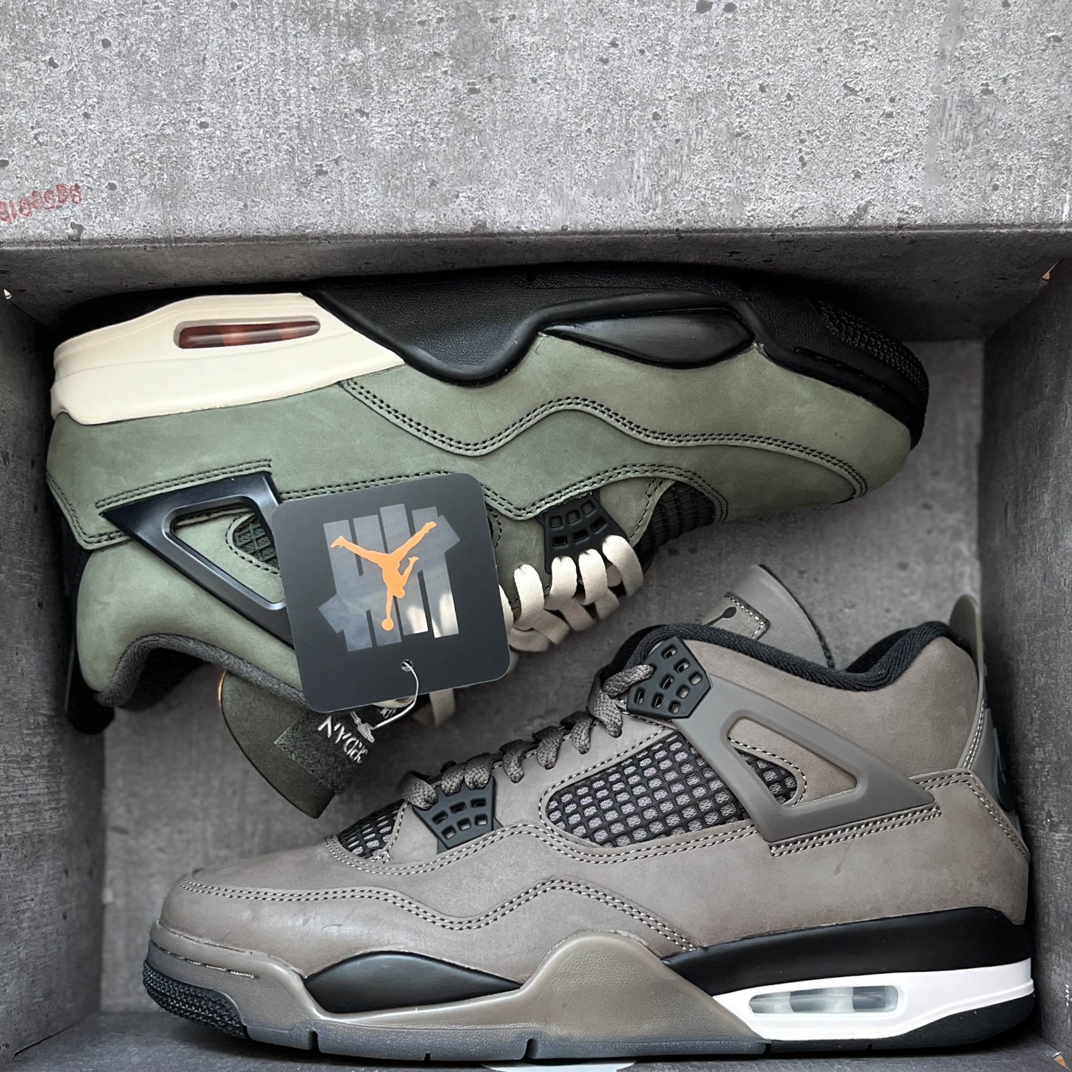 Jordan 4 x Undefeated Retro OG SP Deep Green and Clementine, Jordan 4 Retro Cave Stone and Black 착용 스타일 - 1