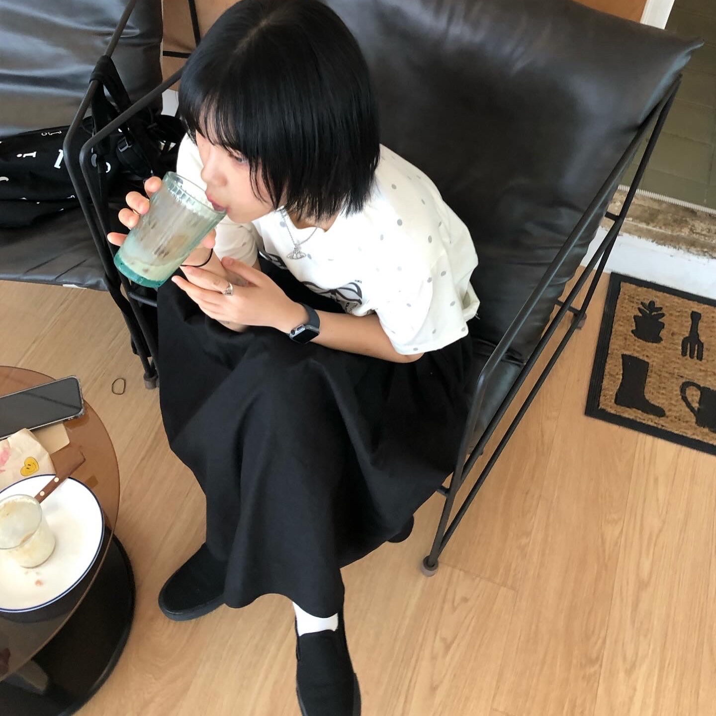 Vivienne Westwood Mini Bas Relief Pendant Silver, AEAE Web Logo Dot T-Shirts Cream 착용 스타일 - 2