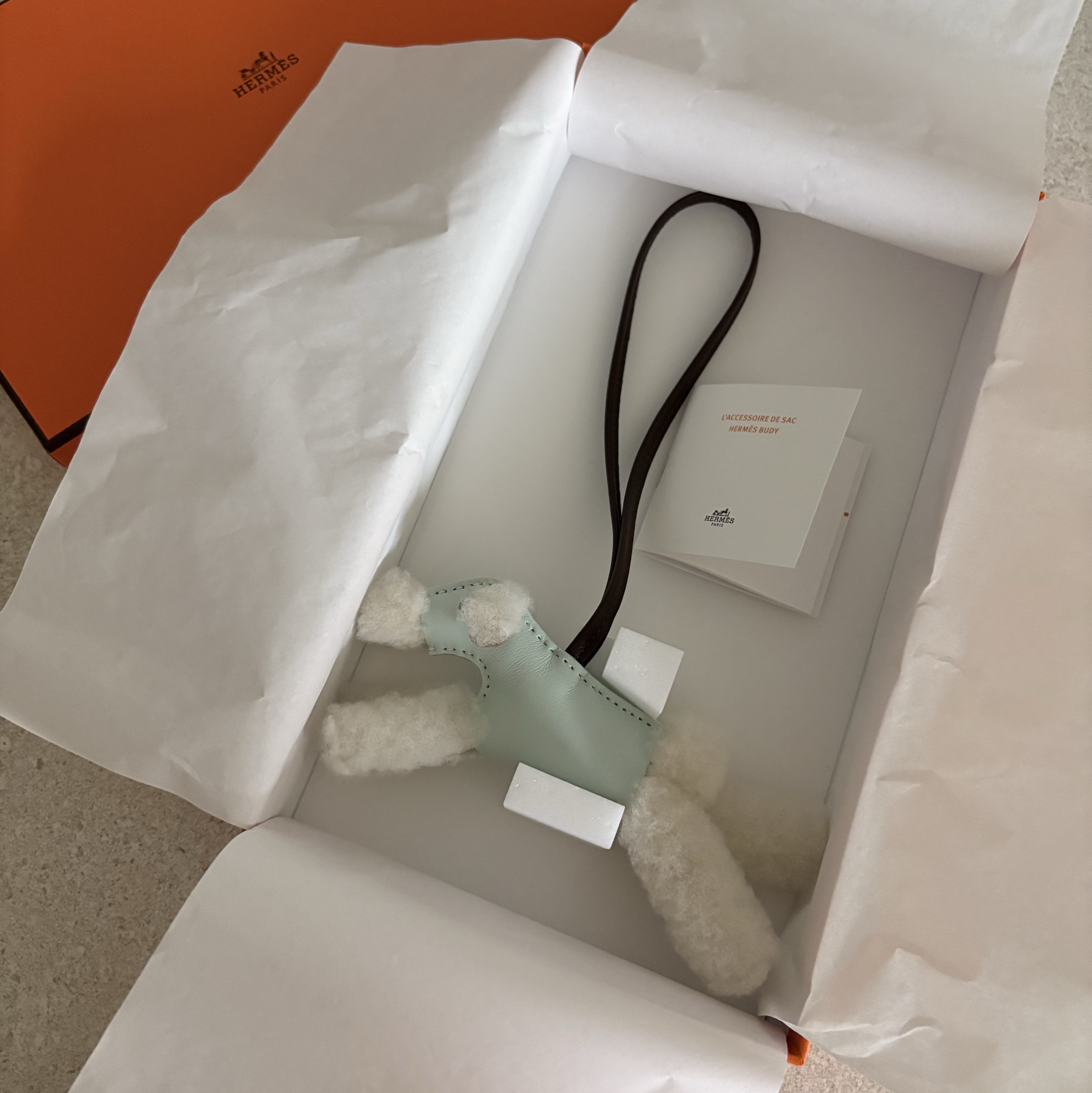 Hermes Budy Charm Merino Wool Milo & Ecru Vert Peppermint Chocolat, Hermes Bolide 1923 25 Bag Evercolor & Gold Etoupe 착용 스타일 - 1