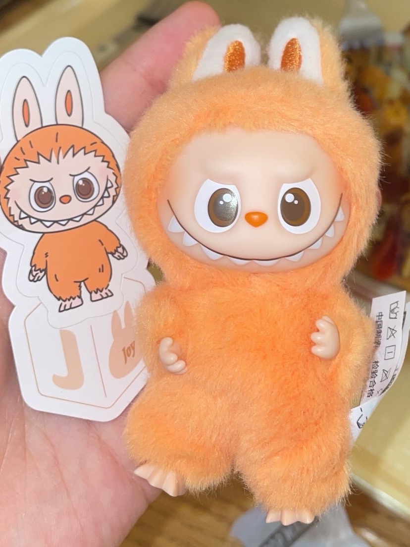 Pop Mart Labubu The Monsters Pin For Love Series Vinyl Plush Pendant Sealed Case (A-M) (1 Blind Box), Pop Mart Labubu The Monsters Pin For Love Series Vinyl Plush Pendant Sealed Case (N-Z) (1 Blind Box) 착용 스타일 - 2
