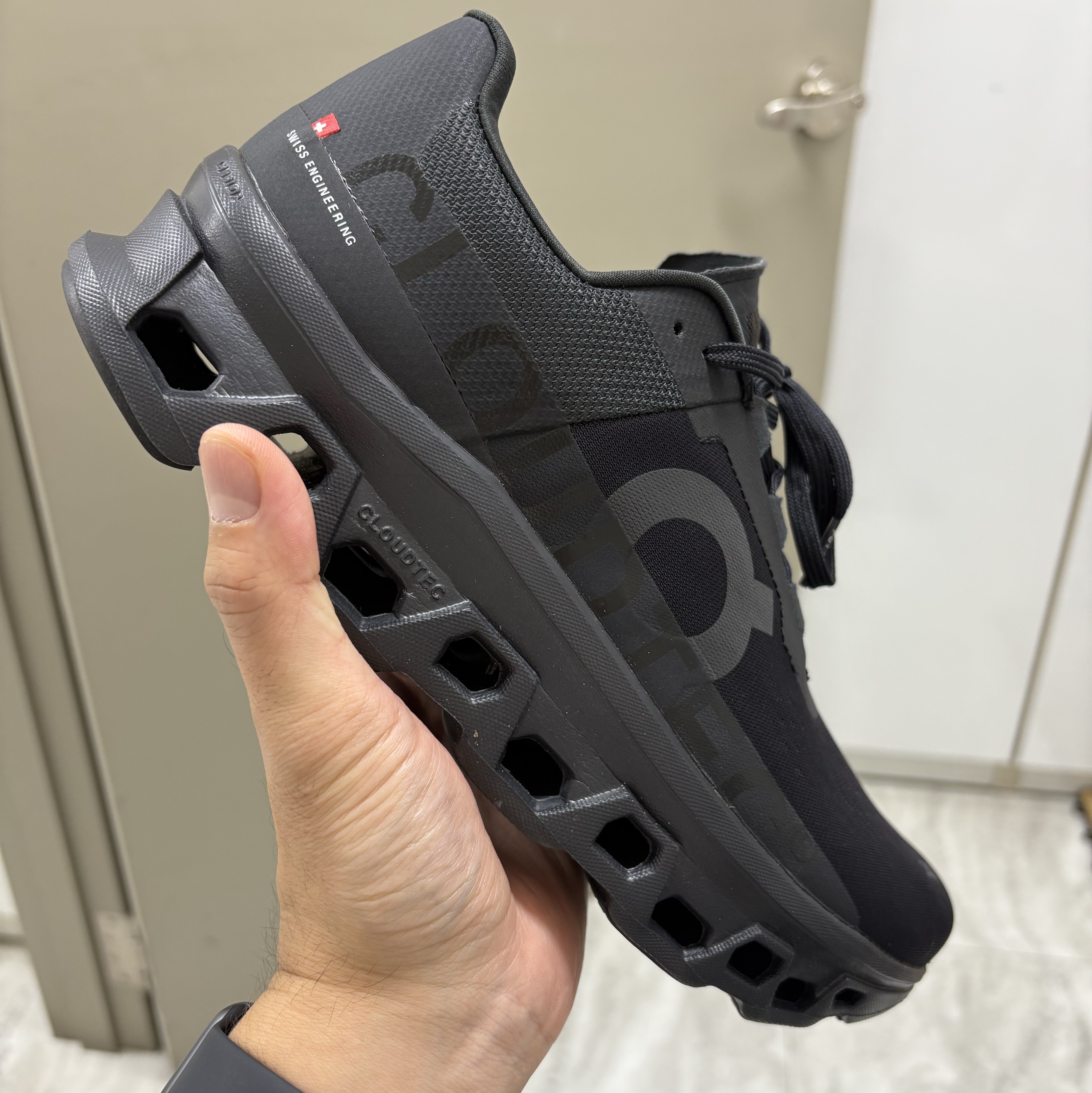 On Running Cloudmonster All Black 착용 스타일 - 2