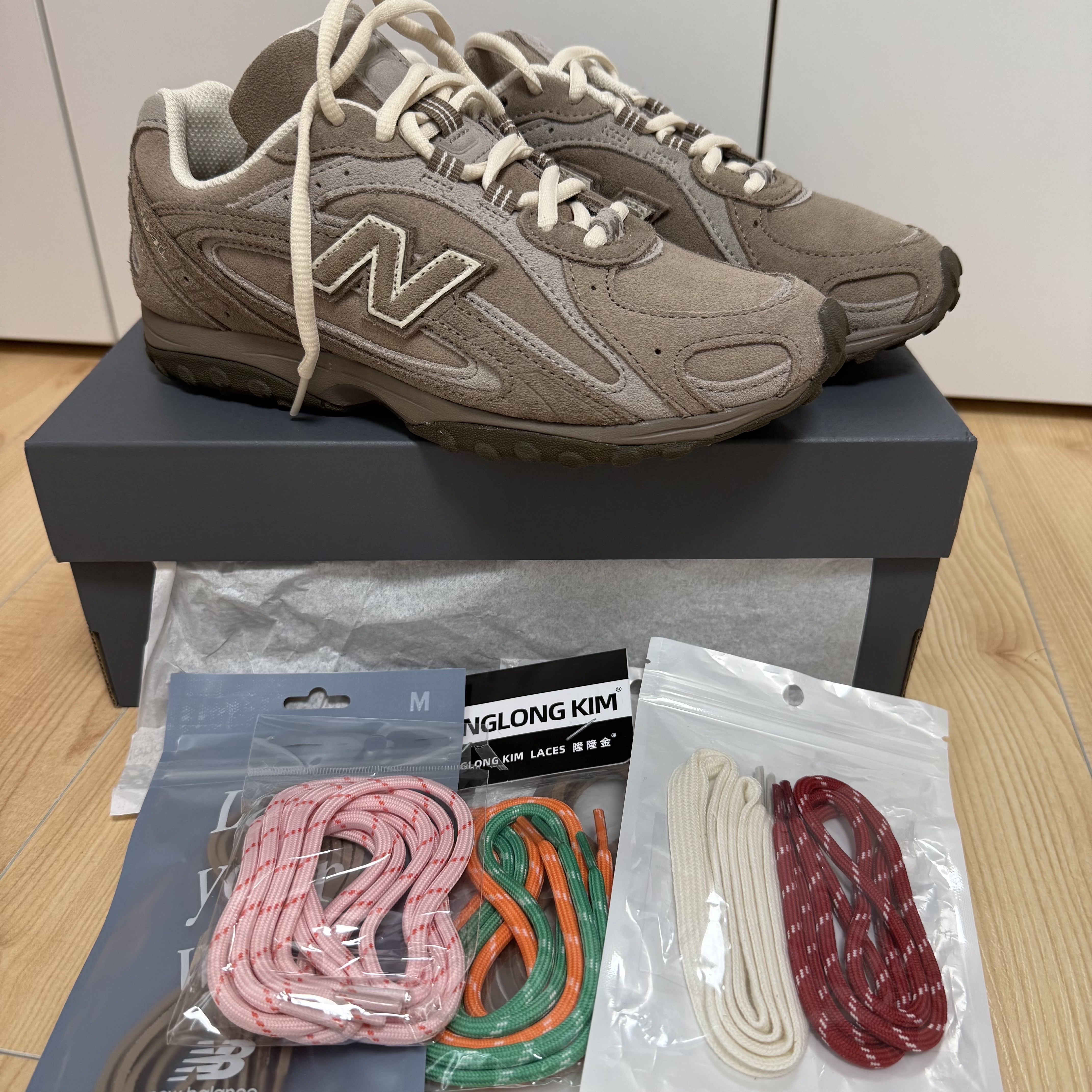 New Balance 204L Suede Mushroom Arid Stone 착용 스타일 - 2