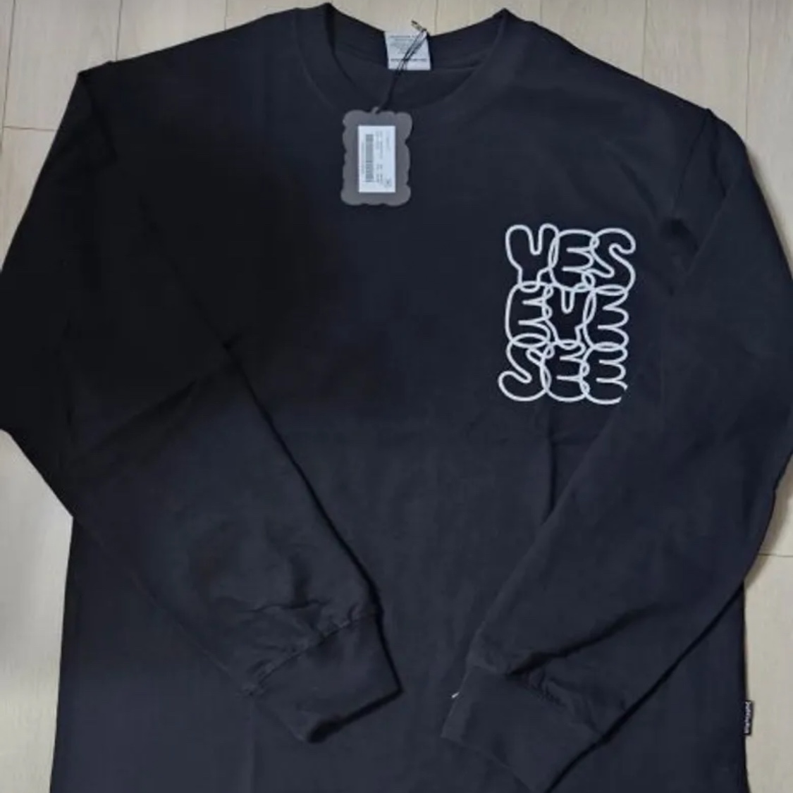 YESEYESEE C-Logo Sweatshirt Charcoal 착용 스타일