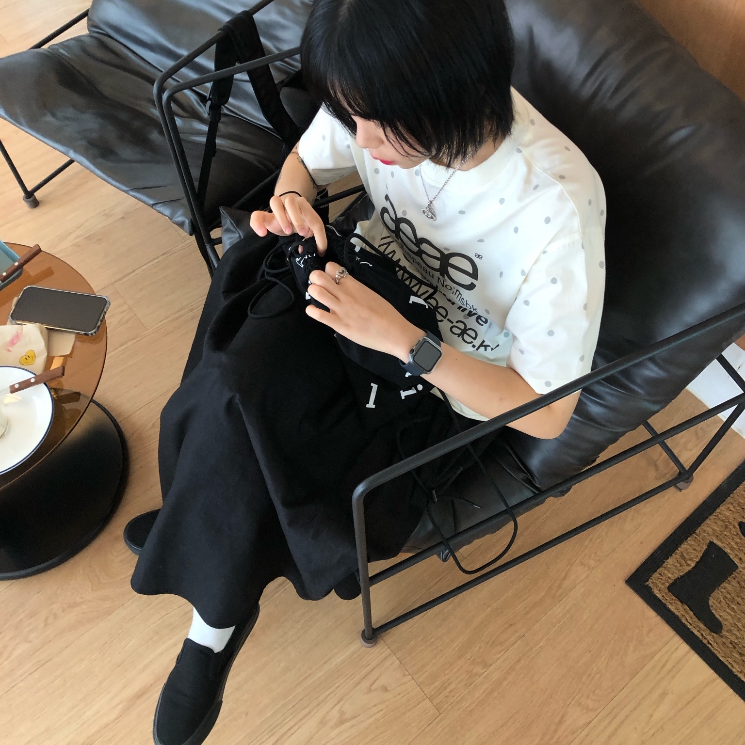 Vivienne Westwood Mini Bas Relief Pendant Silver, AEAE Web Logo Dot T-Shirts Cream 착용 스타일 - 1