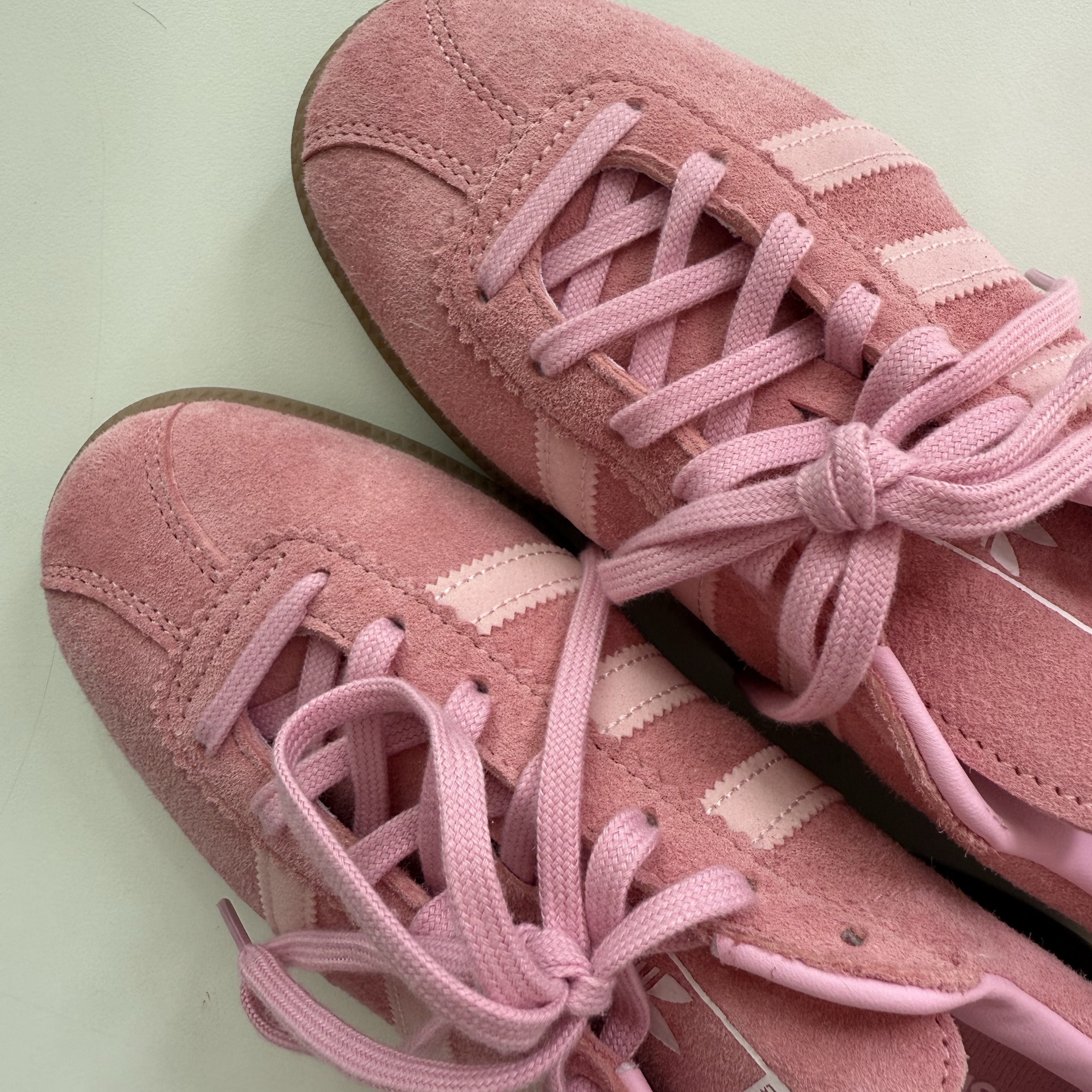 Adidas Bermuda Glow Pink 착용 스타일