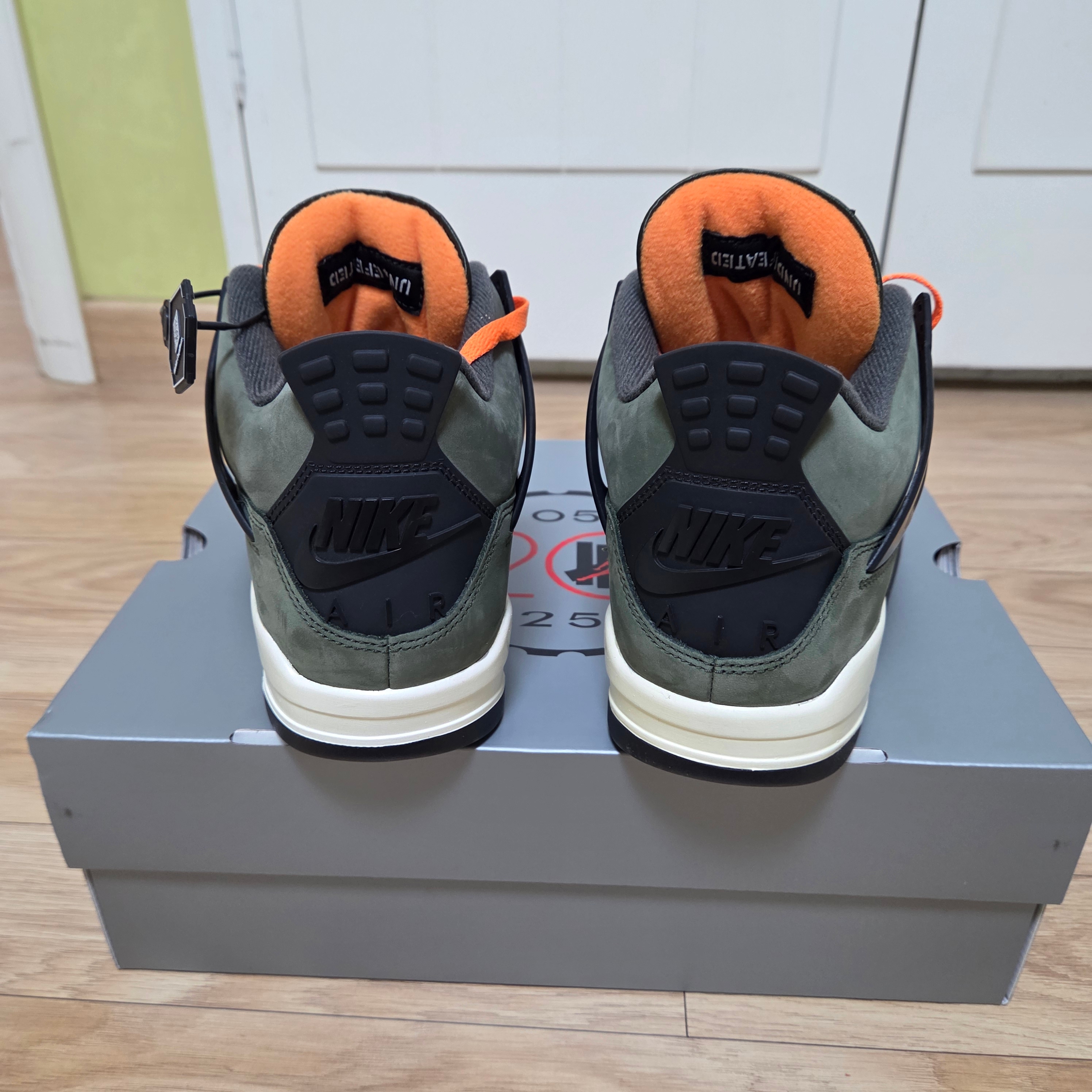 Jordan 4 x Undefeated Retro OG SP Deep Green and Clementine 착용 스타일 - 3