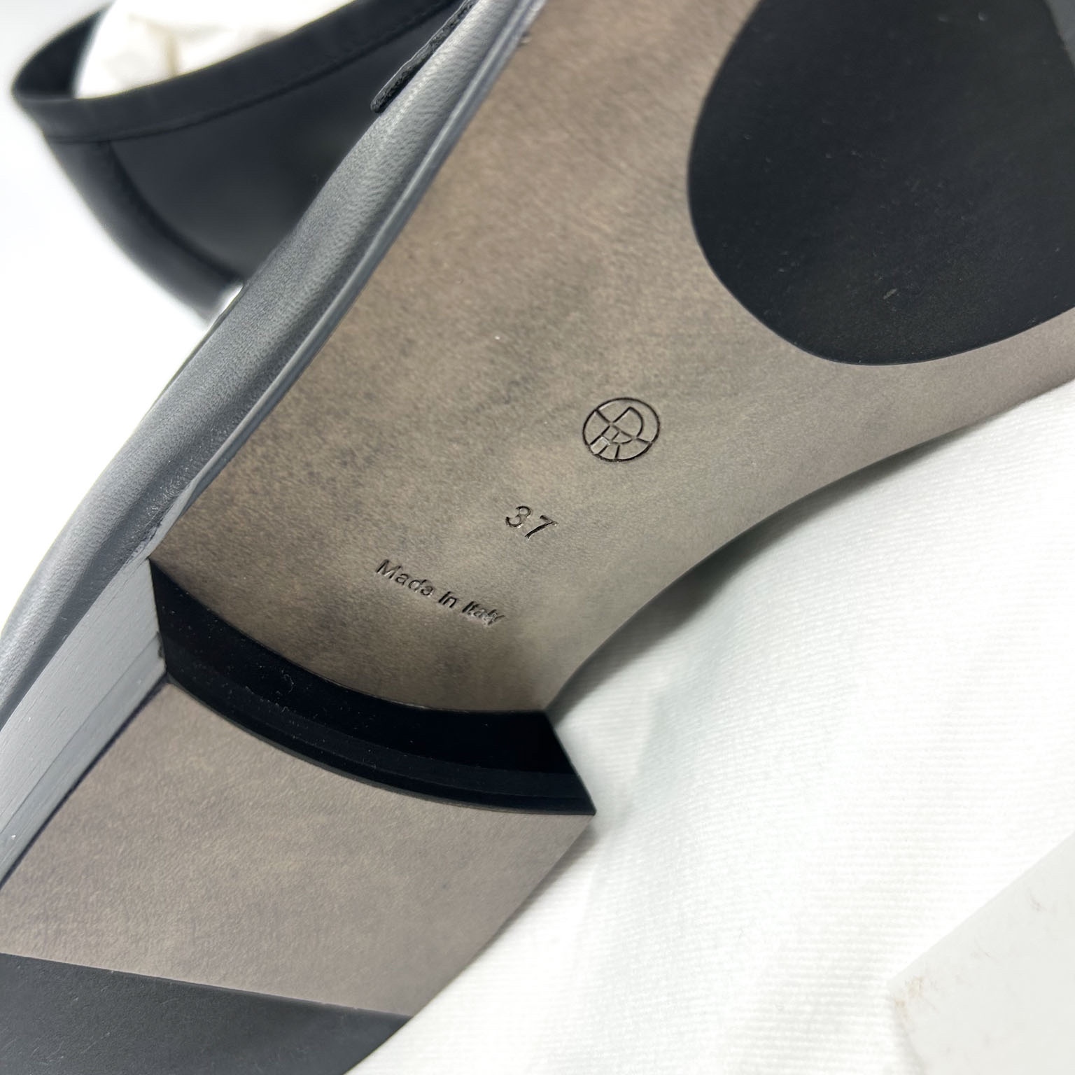 (W) The Row Soft Loafer in Leather Black 착용 스타일 - 4