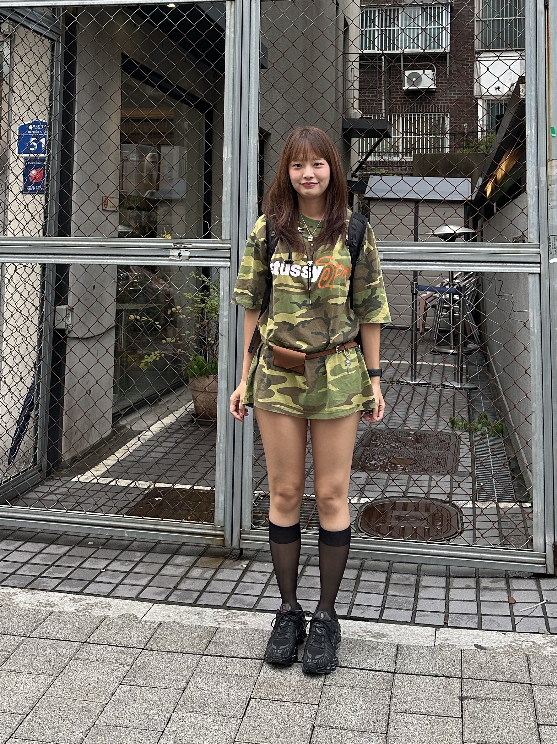 Stussy Sport Script T-Shirt Camo, (W) Nike Shox TL Black and Max Orange 착용 스타일 - 1